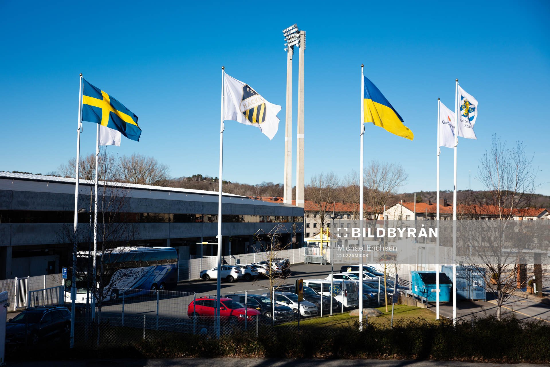 Sveriges flagga, en Häcken flagga och Ukrainas flagga