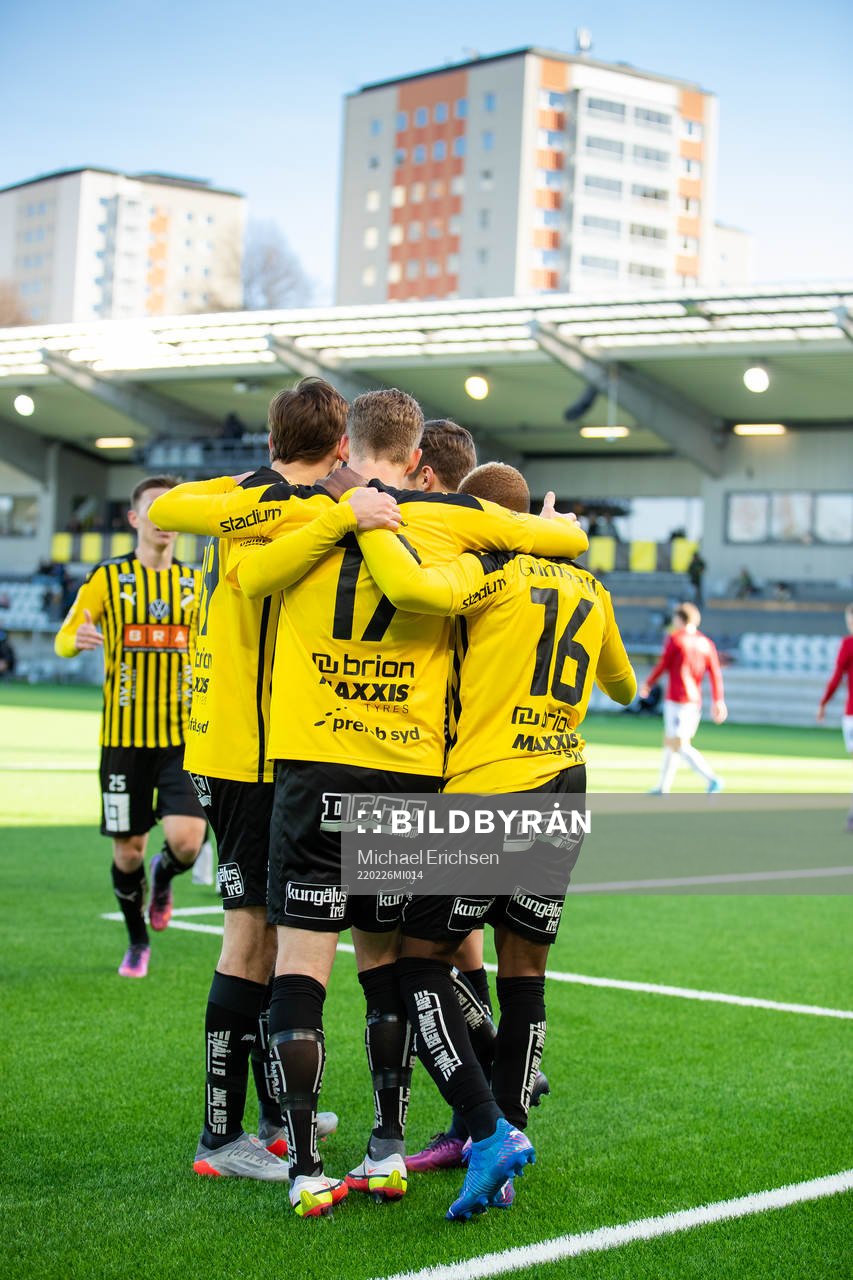 Häckens Gustav Berggren jublar med lagkamrater