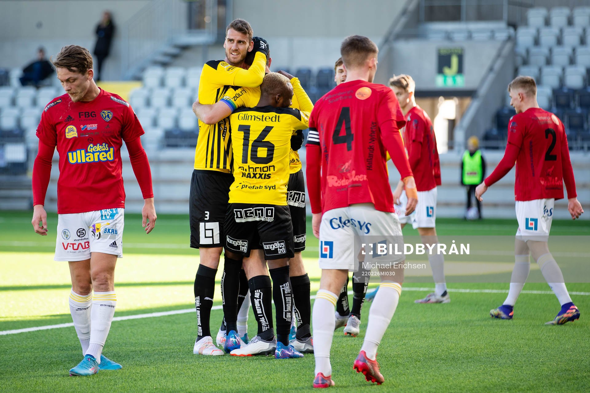 Häckens Even Hovland jublar med lagkamrater