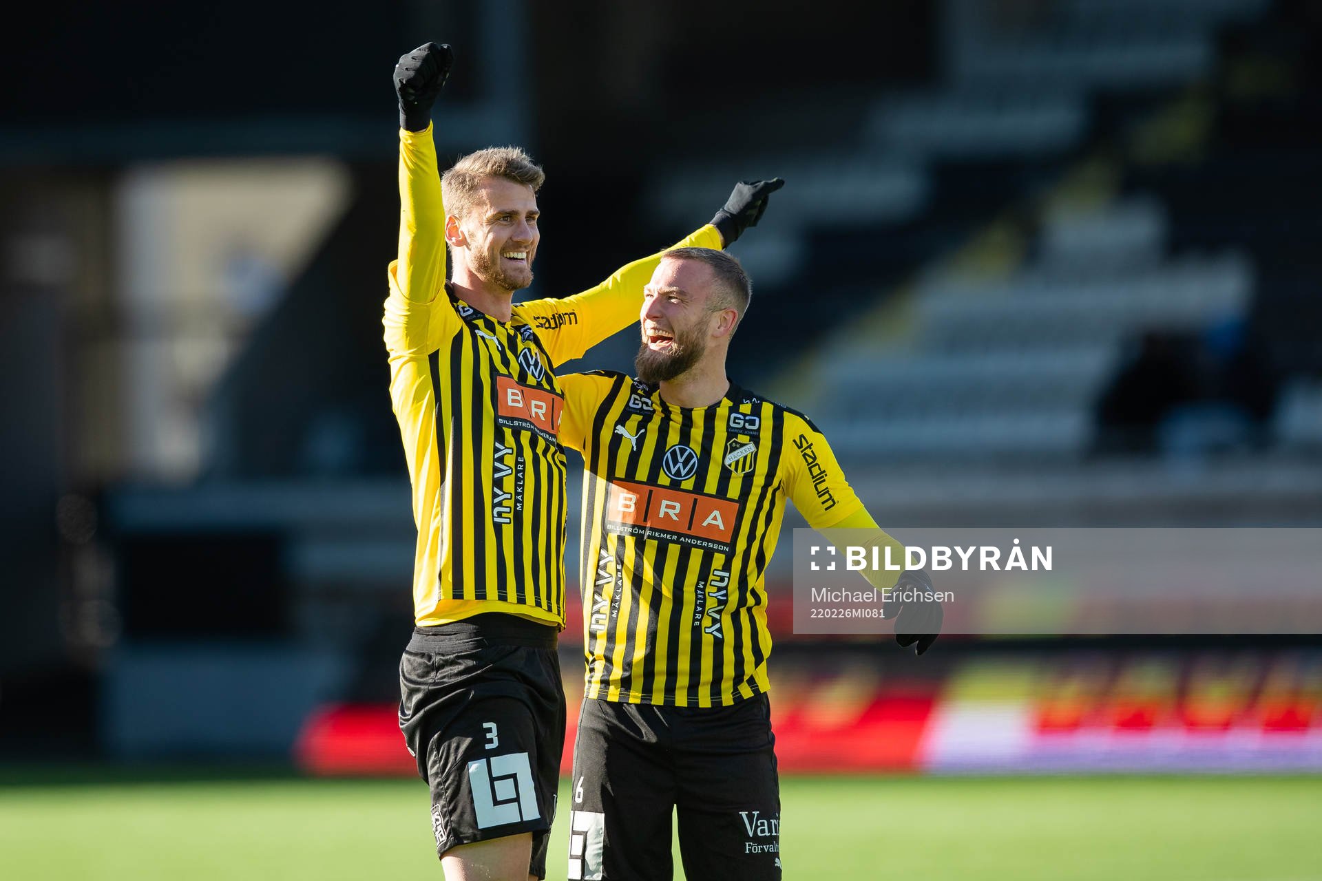 Häckens Johan Hammar jublar ihop med Alexander Faltsetas efter 5-0 under fotbollsmatchen i Svenska Cupen mellan Häcken och Falkenberg den 26 februari 2022 i Göteborg.