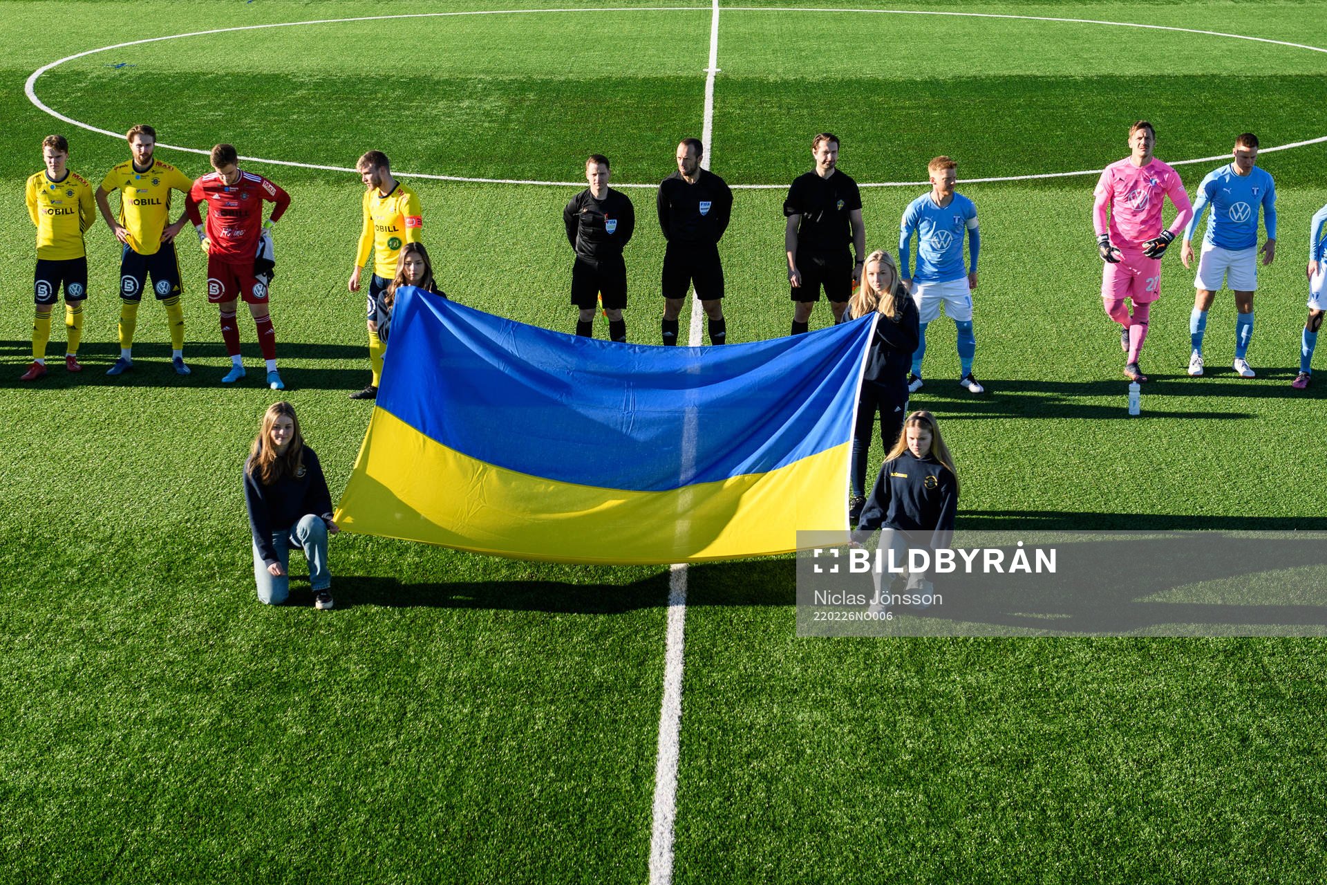 Funktionärer håller upp en Ukrainsk flagga