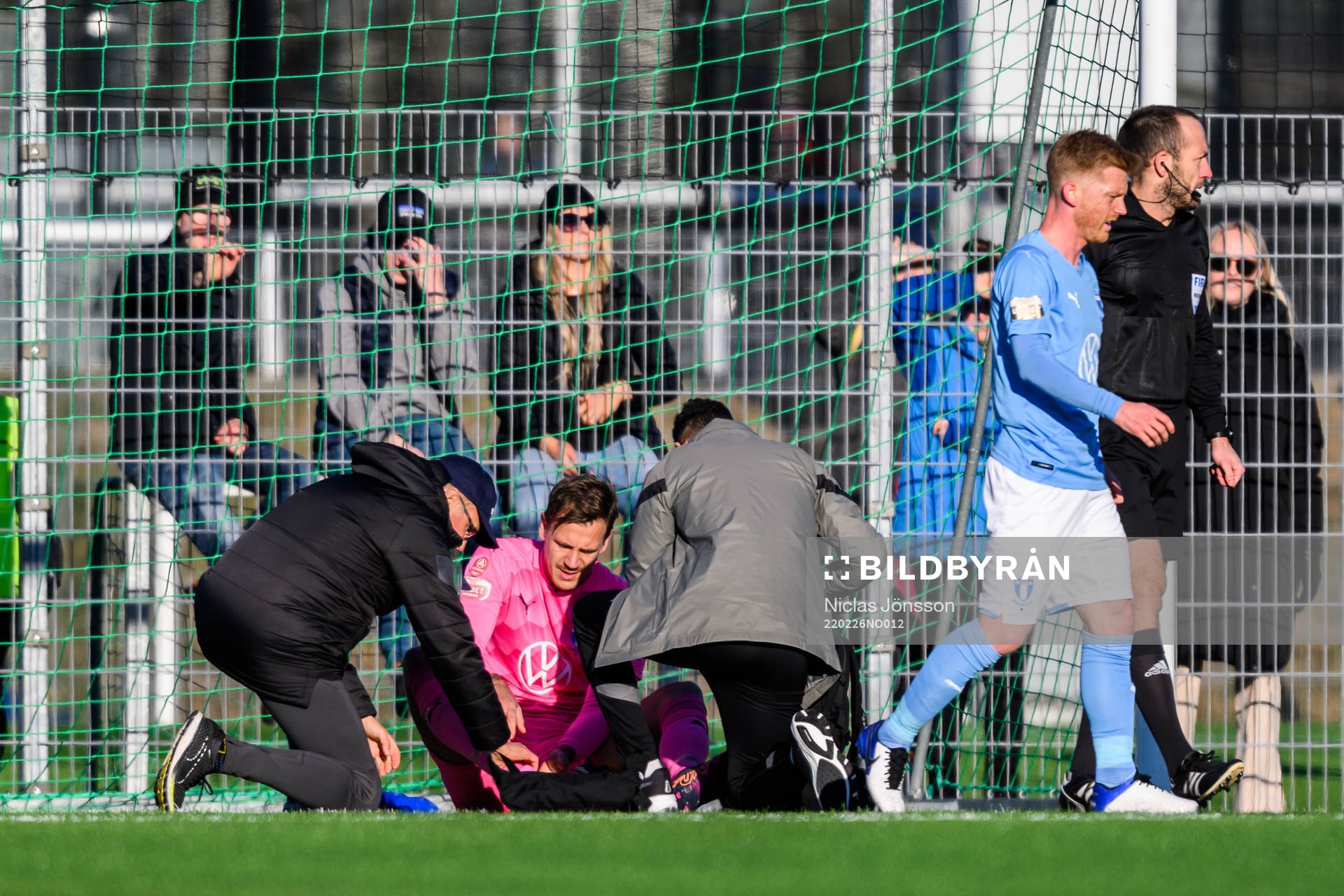 Malmö FFs målvakt Johan Dahlin har ont