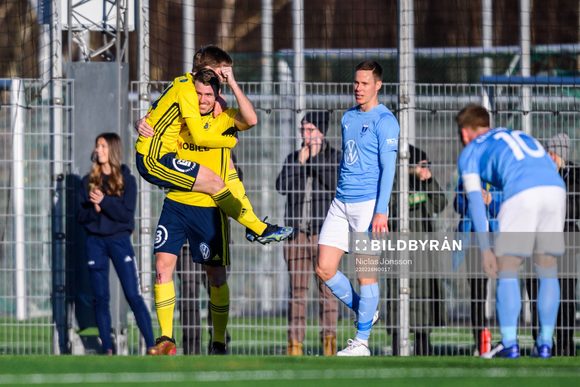 Ängelholms Johan Oremo jublar tillsammans med Edvin Nilsson efter 1-0 under fotbollsmatchen i Svenska Cupen mellan Ängelholm och Malmö FF den 26 februari 2022 i Ängelholm.