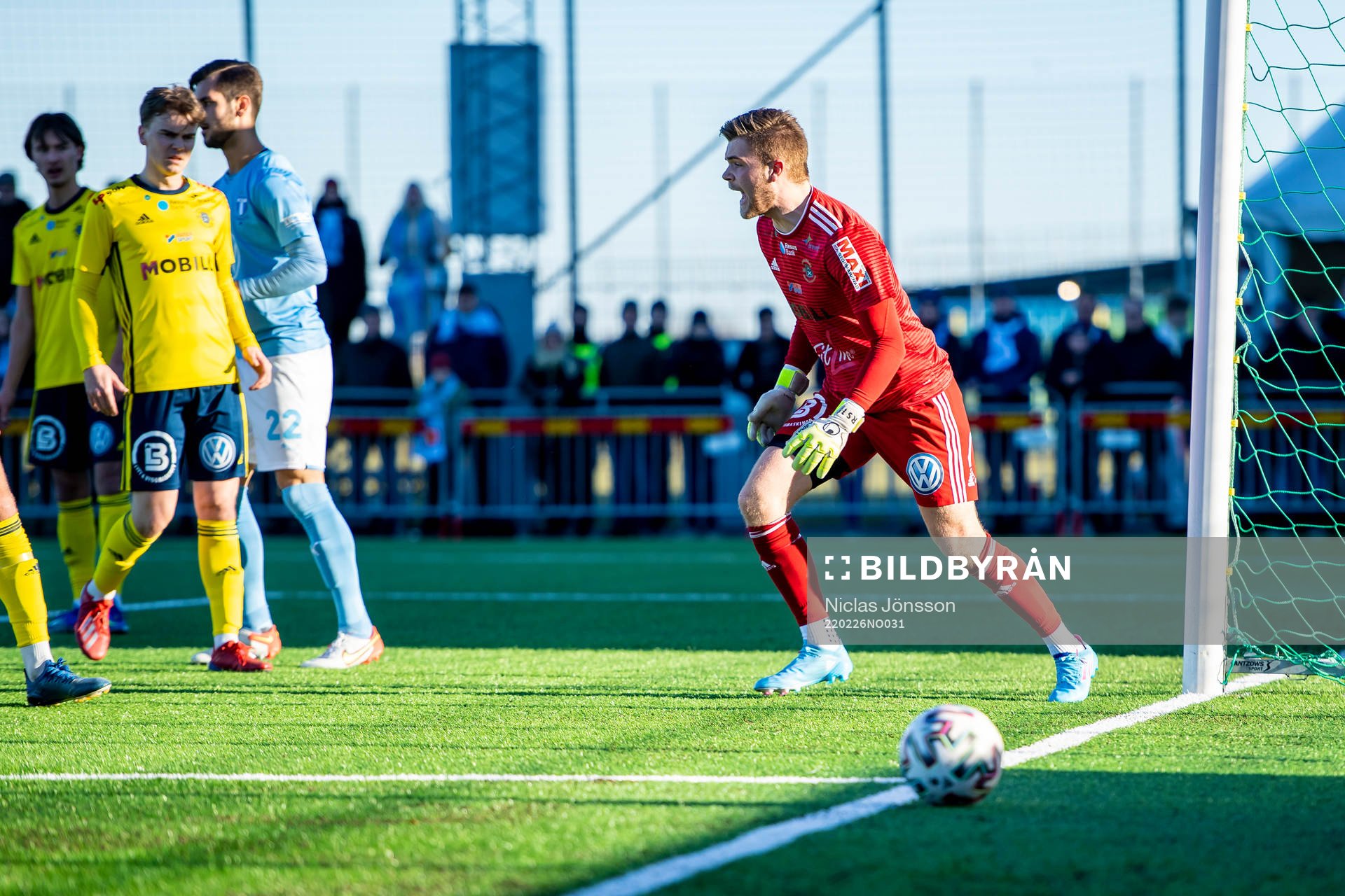 Ängelholms målvakt Robin Streifert reagerar