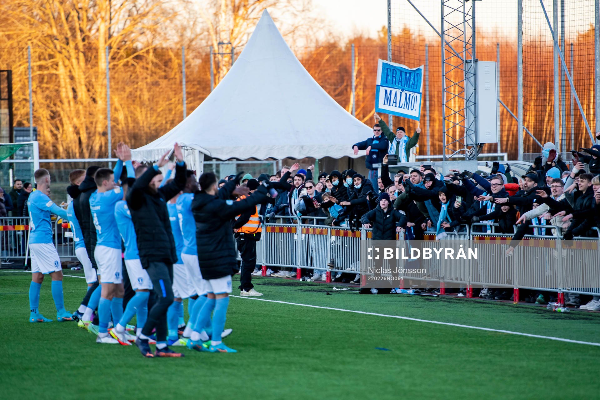 Malmö FFs spelarna tackar publiken efter fotbollsmatchen i Svenska Cupen mellan Ängelholm och Malmö FF den 26 februari 2022 i Ängelholm.