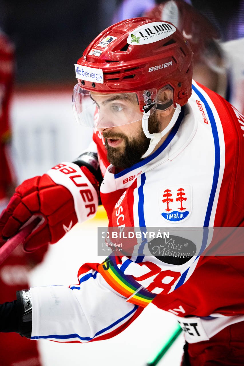 Timrås Robin Hanzl med Pride armbindel