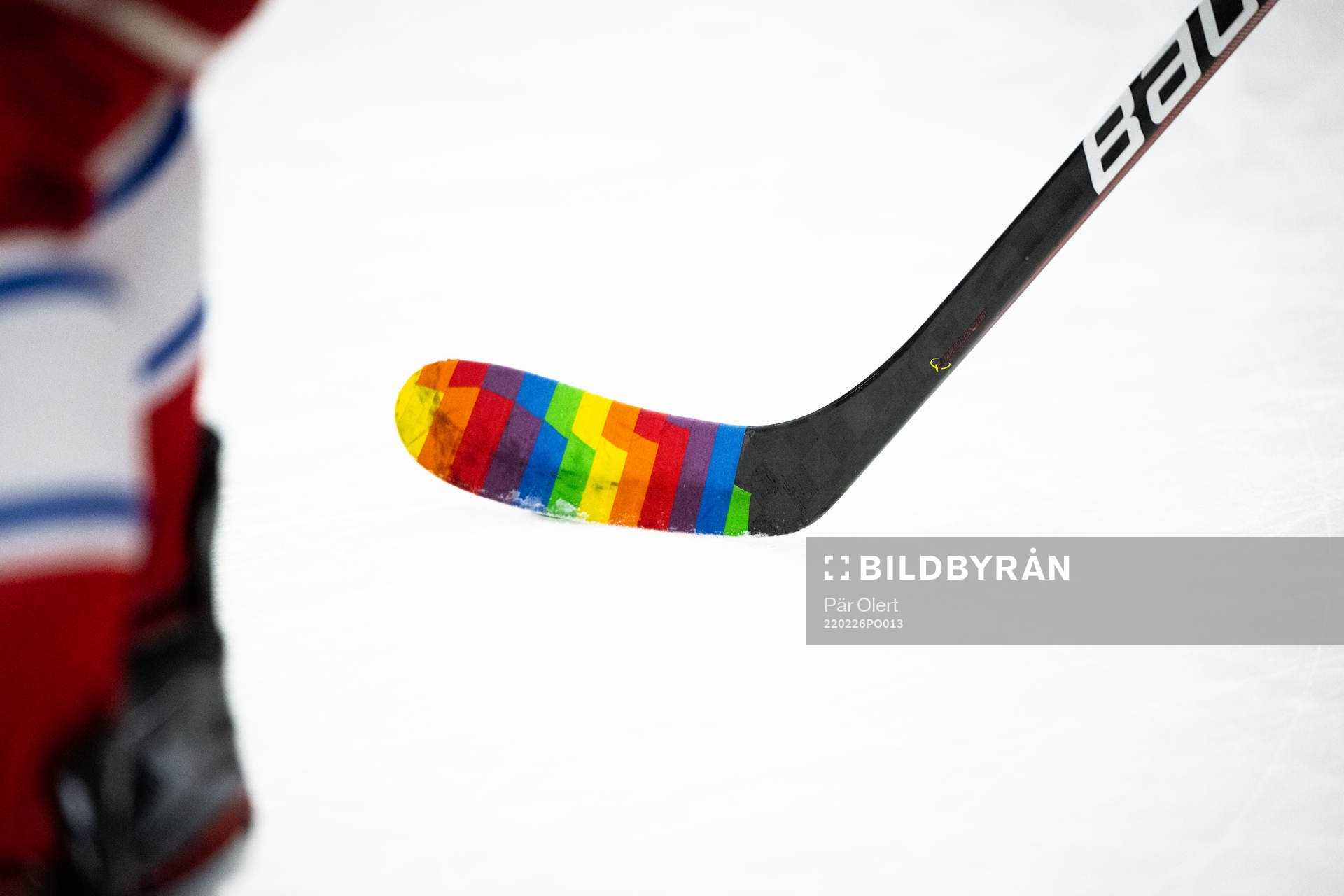 Timråklubba med Pride tejp