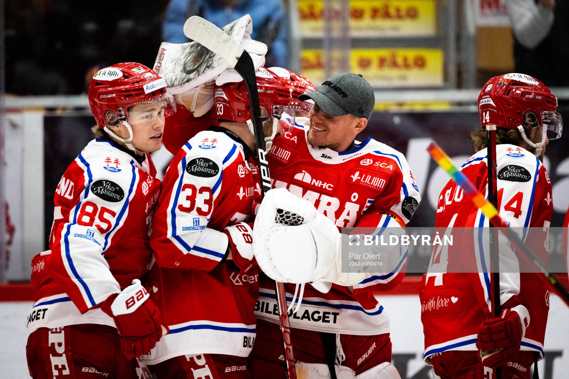 Timrås Albin Lundin och målvakt Sami Rajaniemi jublar