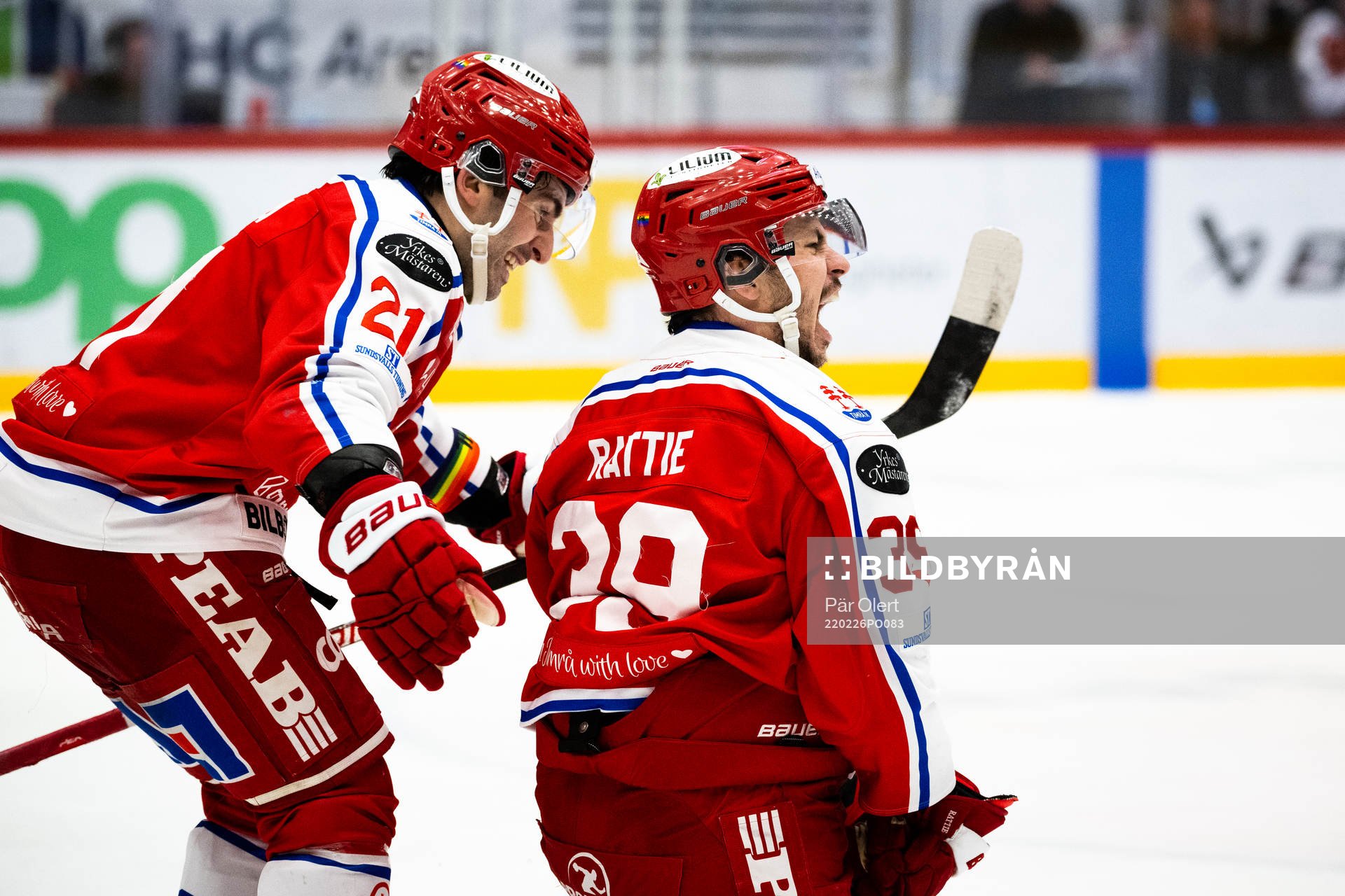 Timrås Joey LaLeggia och Ty Rattie jublar