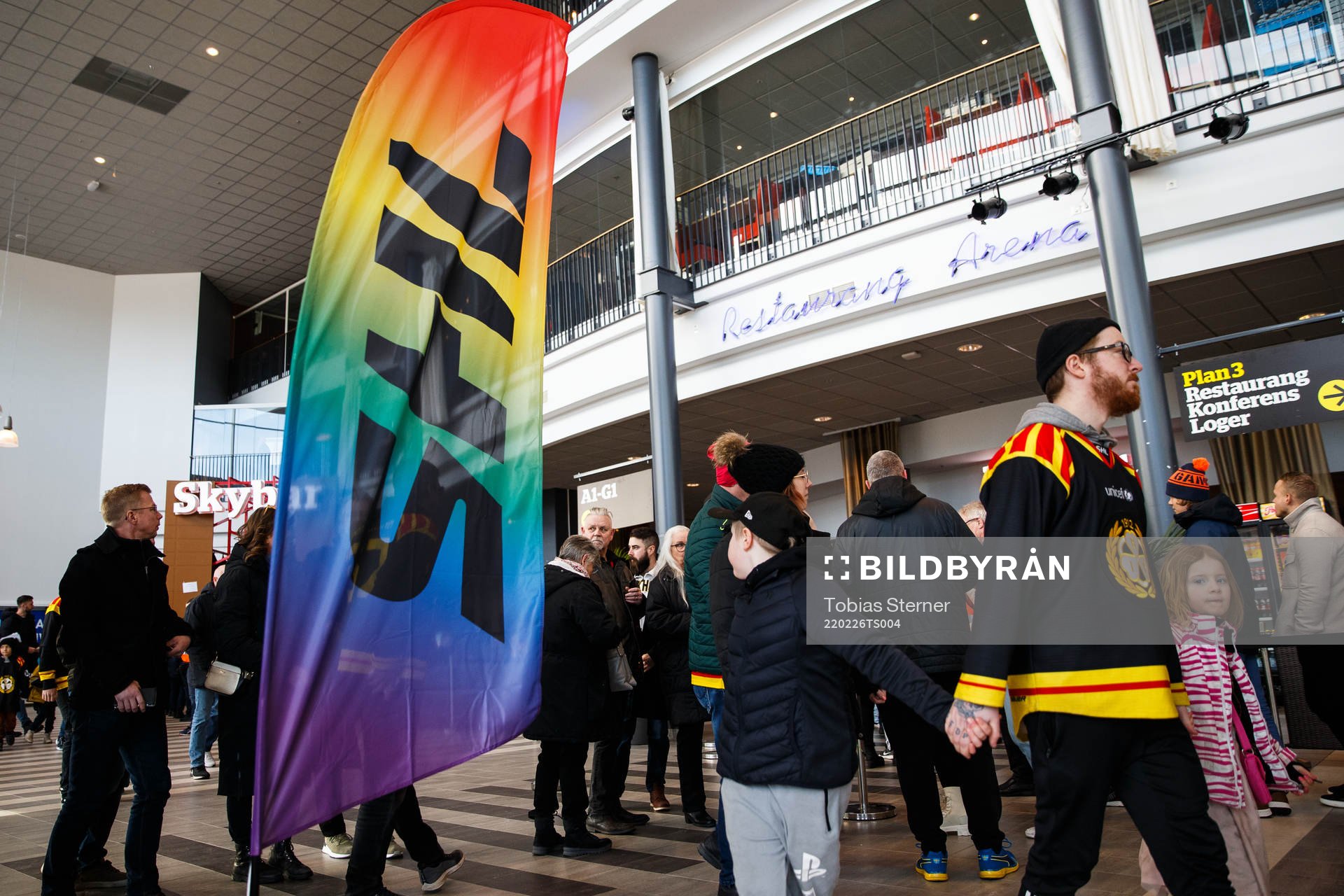 En SHL-flagga med regnbågsfärger