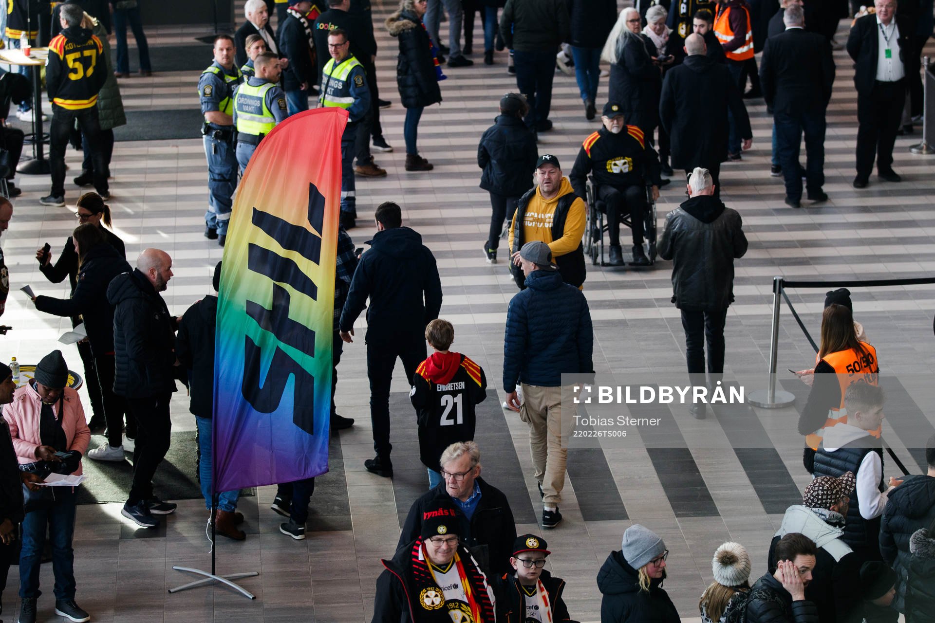 En SHL-flagga med regnbågsfärger