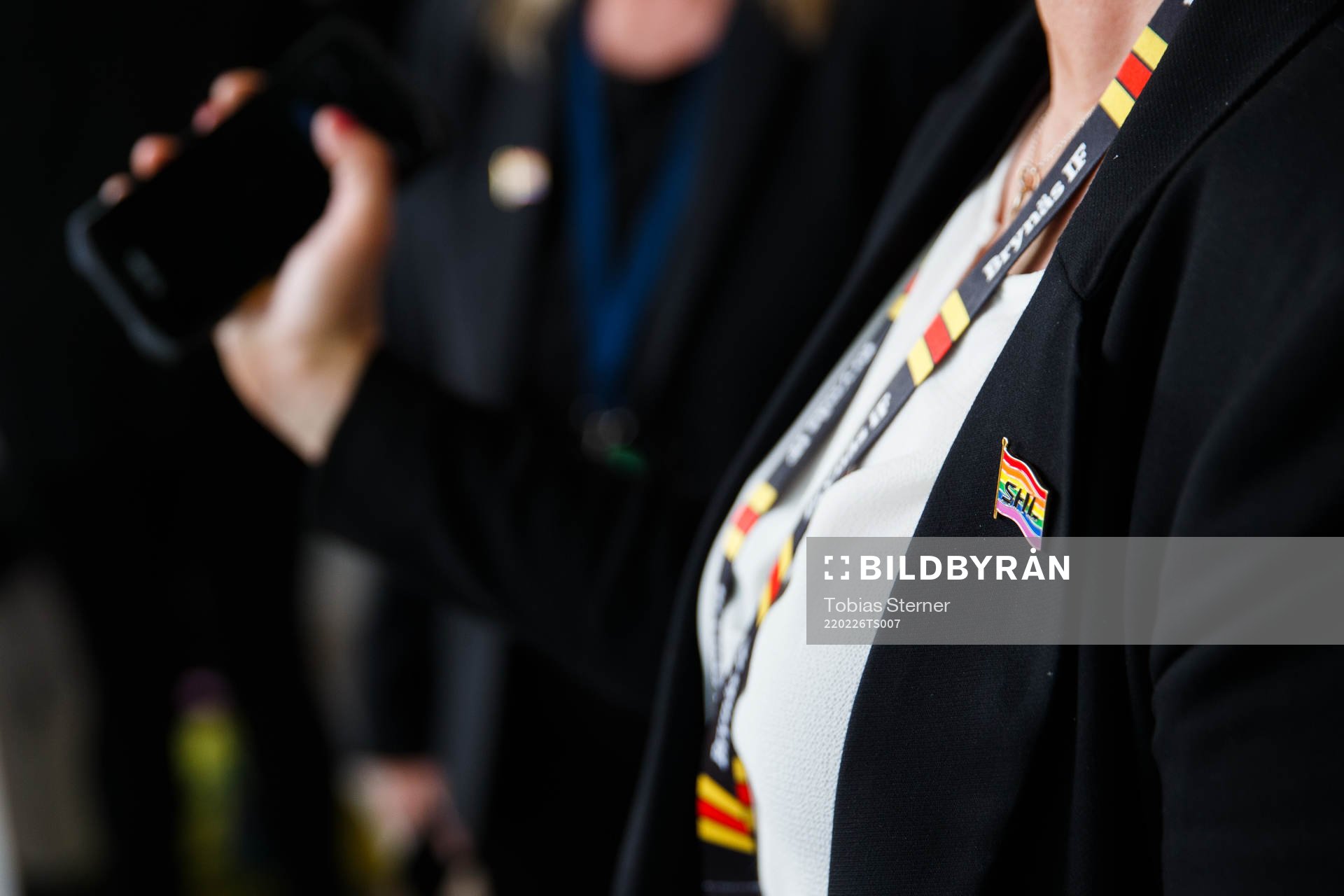 En SHL-flagga i regnbågsfärger på en funktionär