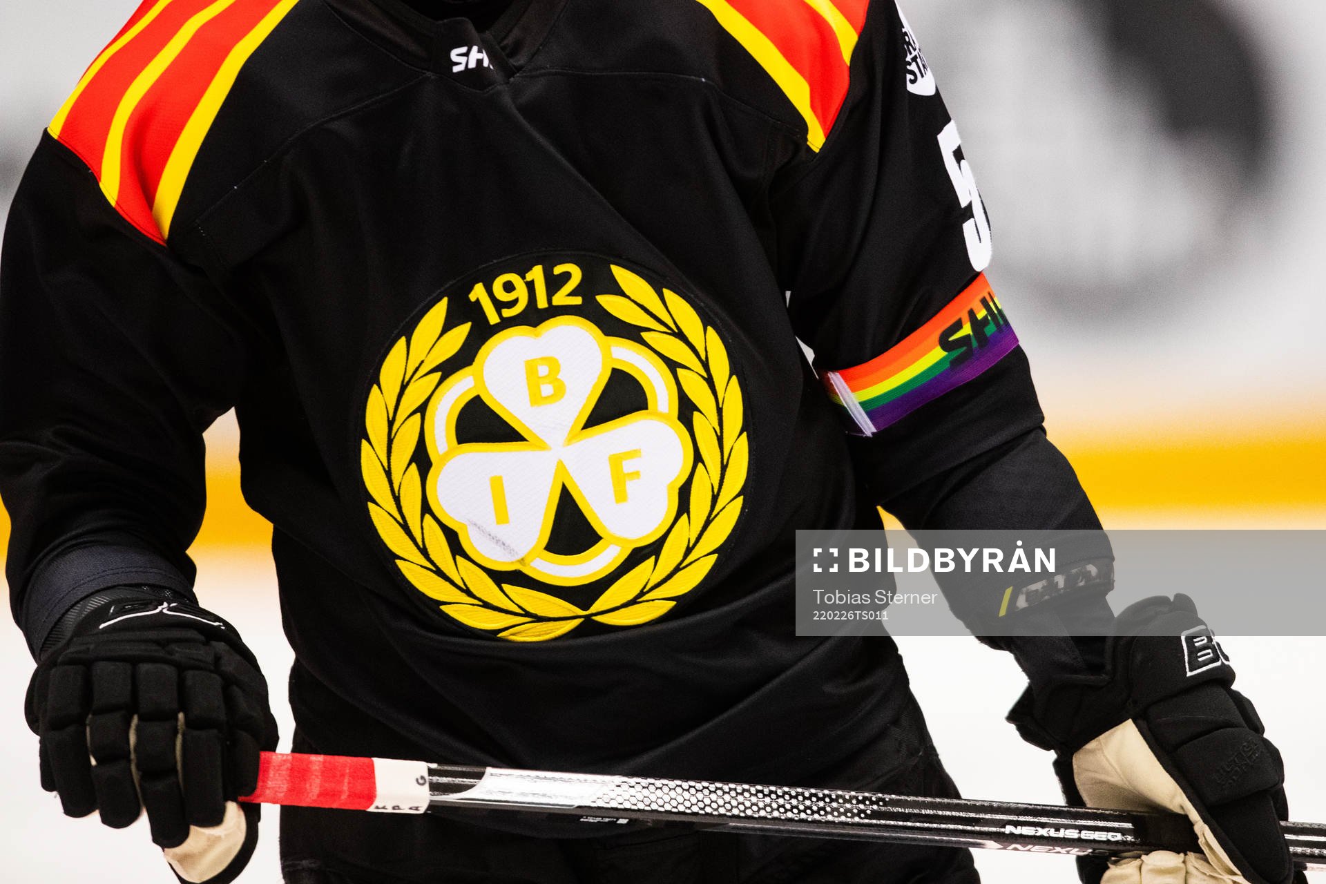 Armbindel med regnbågsfärger