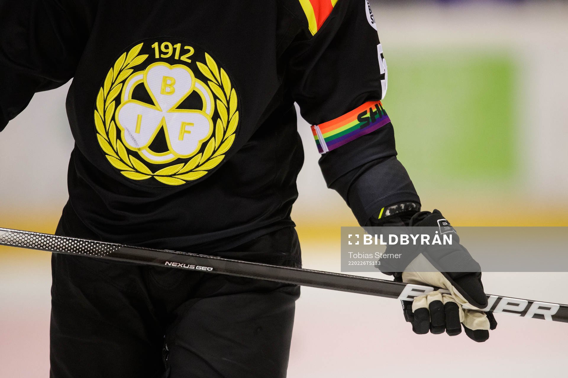 Armbindel med regnbågsflagga