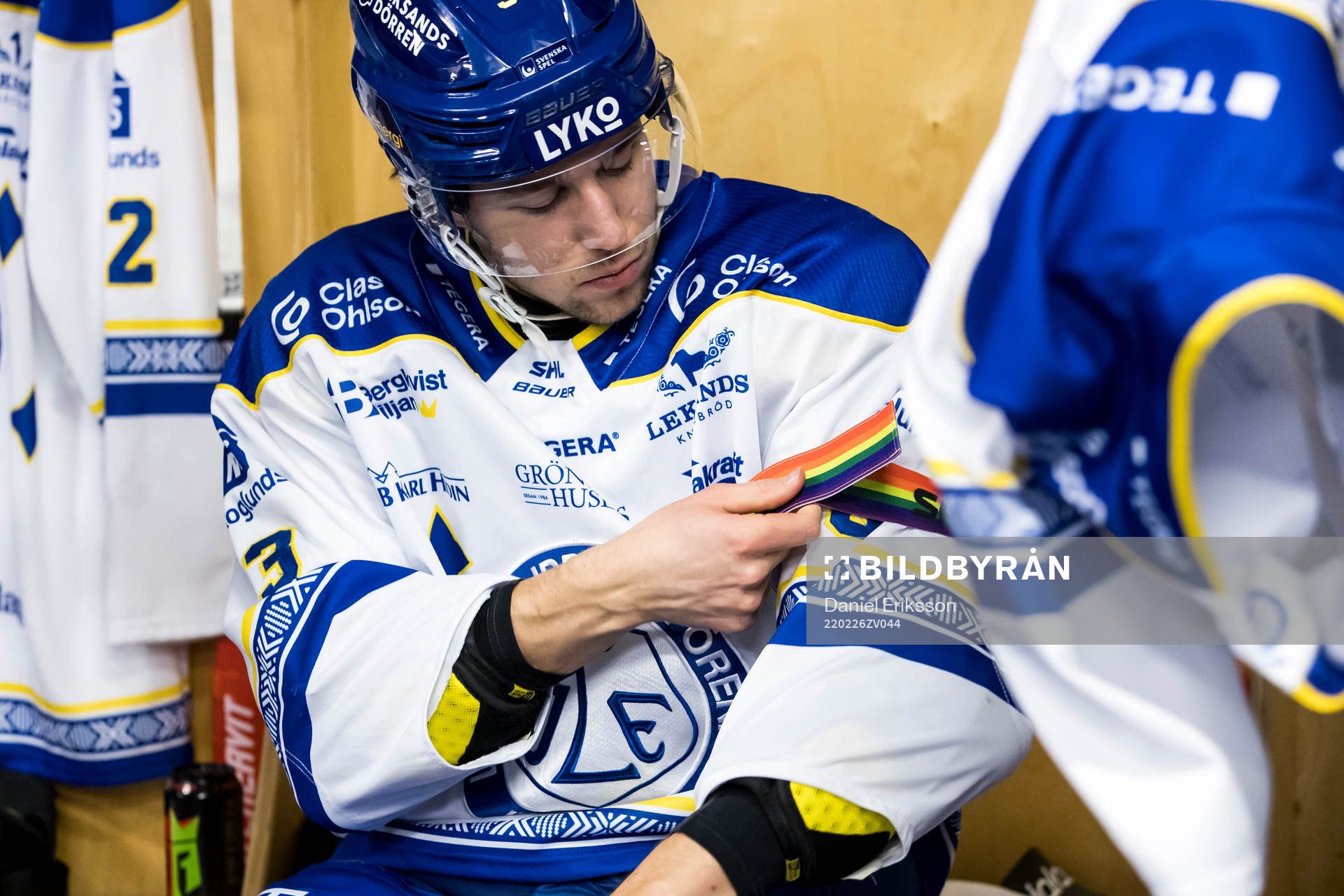 Leksands August Berg sätter på pride armband