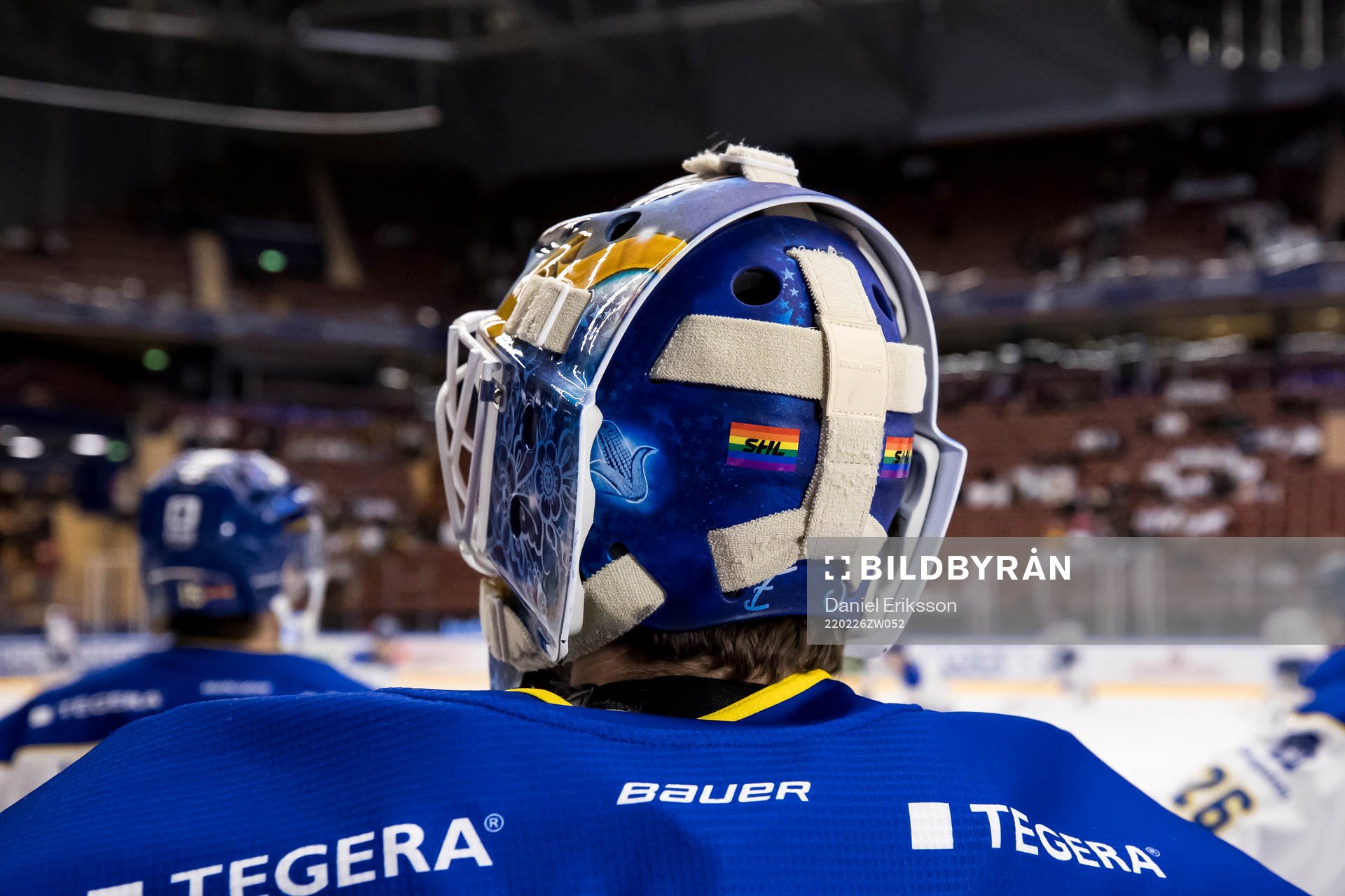 pride klistermärken på Leksands målvakt Axel Brages