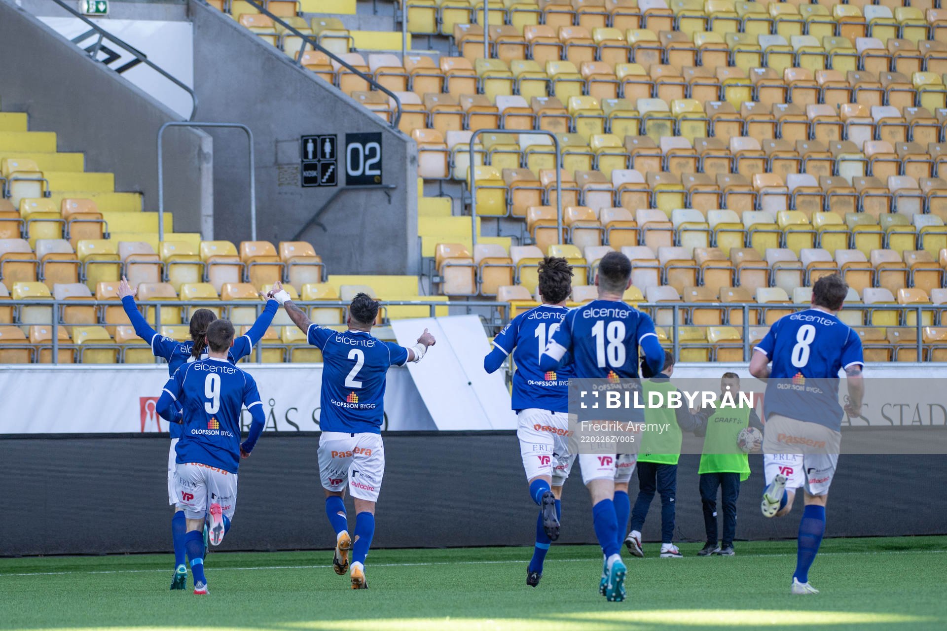 Norrbys spelare jublar efter 1-1 av Nino Osmanagic under fotbollsmatchen i Svenska Cupen mellan Norrby och IFK Göteborg den 26 februari 2022 i Borås.