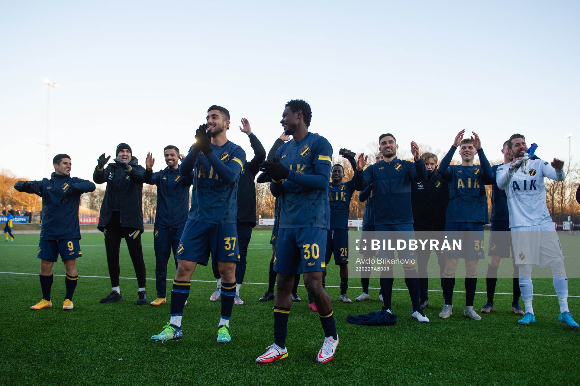 AIK:s spelarejublar efter slutsignalen under fotbollsmatchen i Svenska Cupen mellan Eskilsminne och AIK den 27 februari 2022 i Helsingborg.