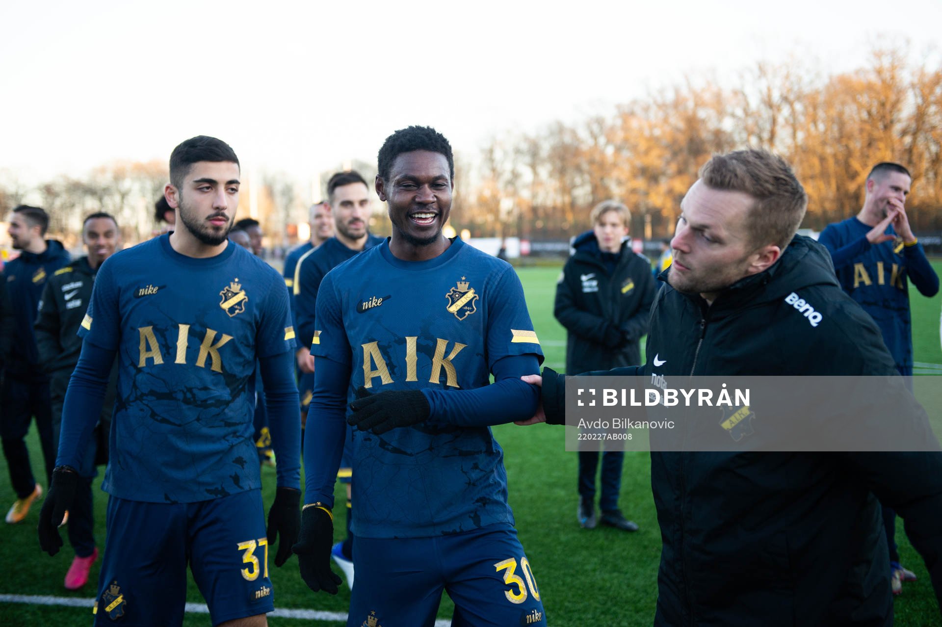 s Sebastian Larsson drar fram Henry Atola för att jubla
