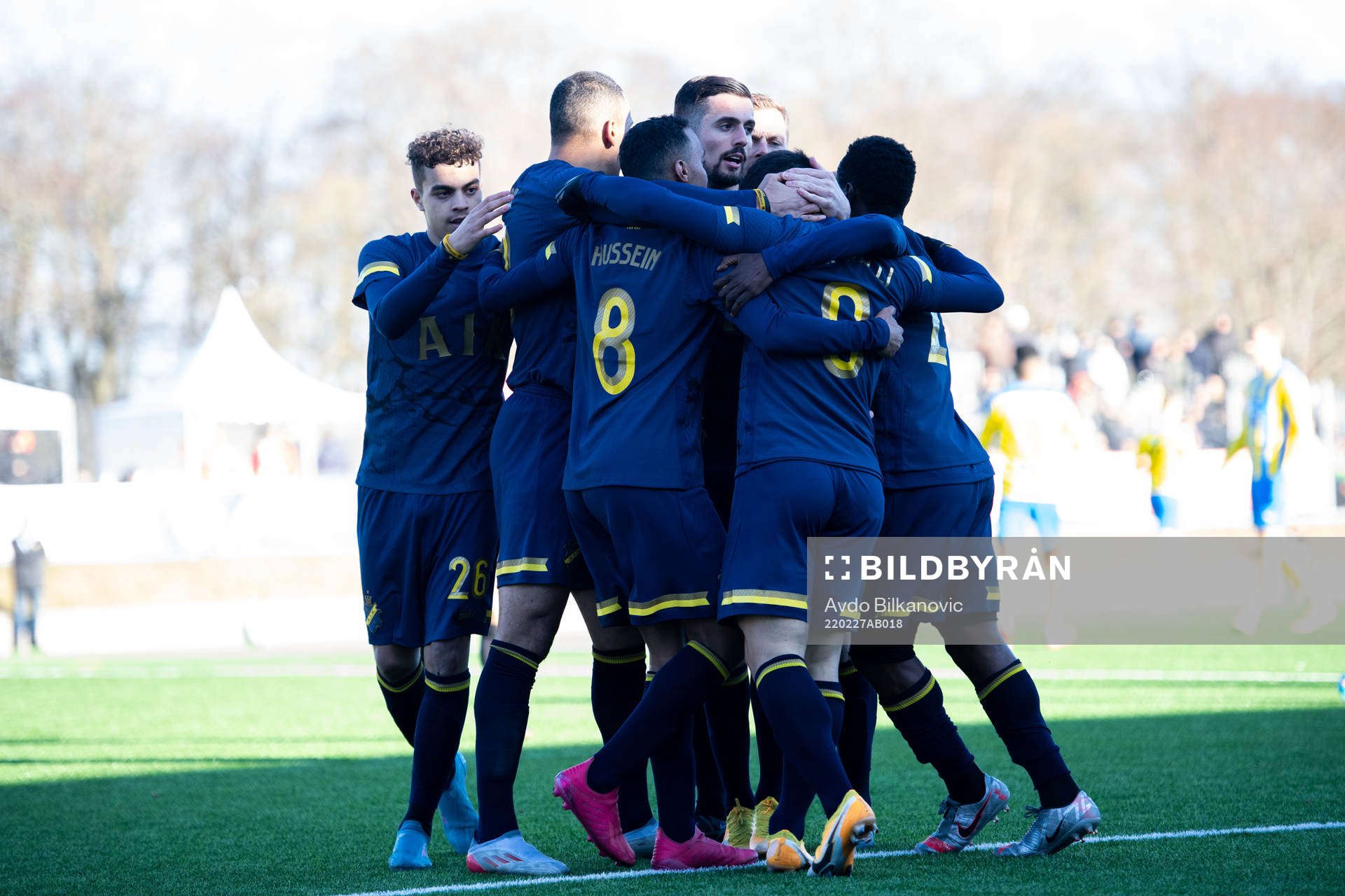 AIK:s spelare jublar efter 0-1 målet under fotbollsmatchen i Svenska Cupen mellan Eskilsminne och AIK den 27 februari 2022 i Helsingborg. 
