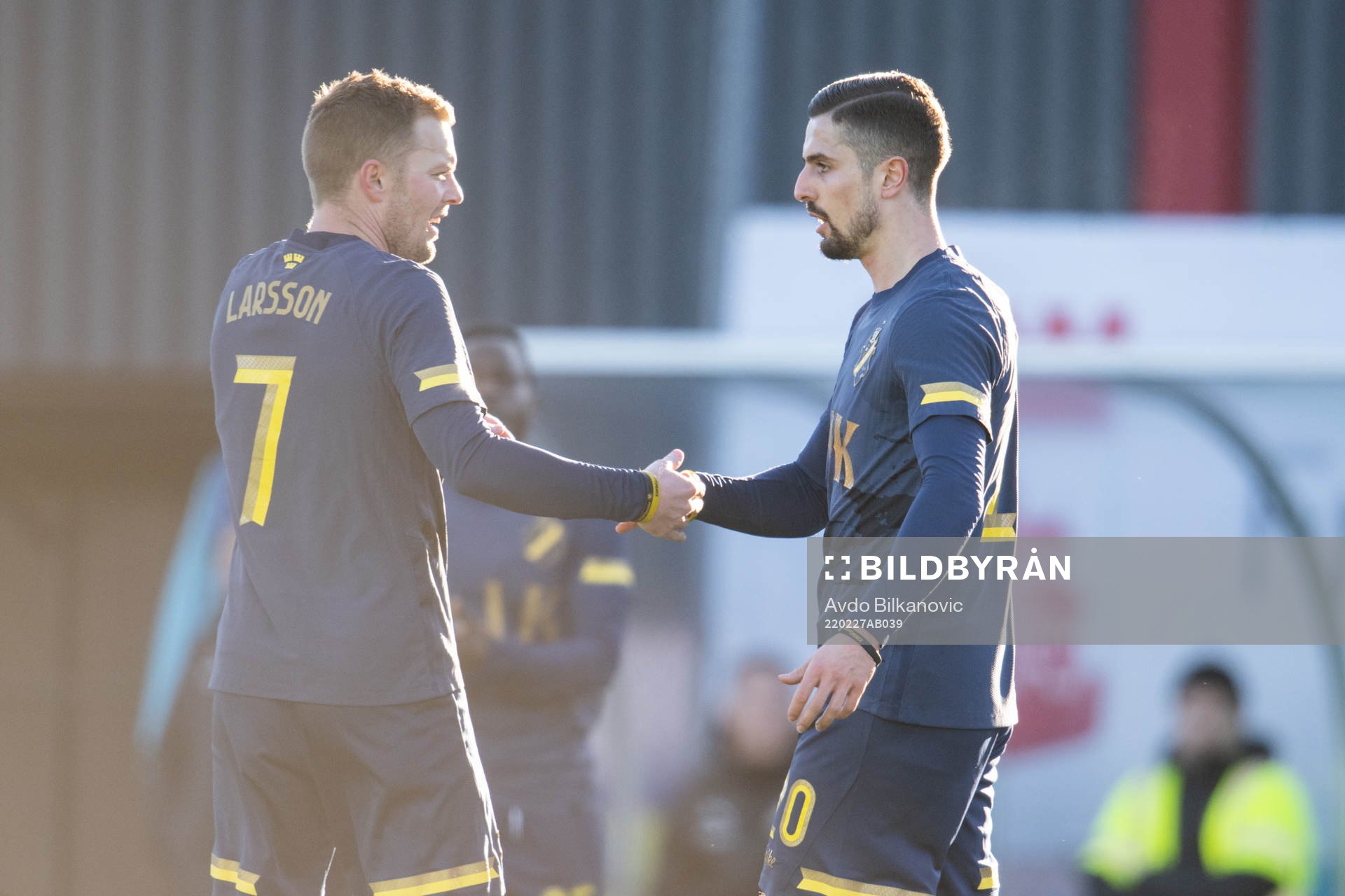 s Sebastian Larsson och Zachary Elbouzedi jublar