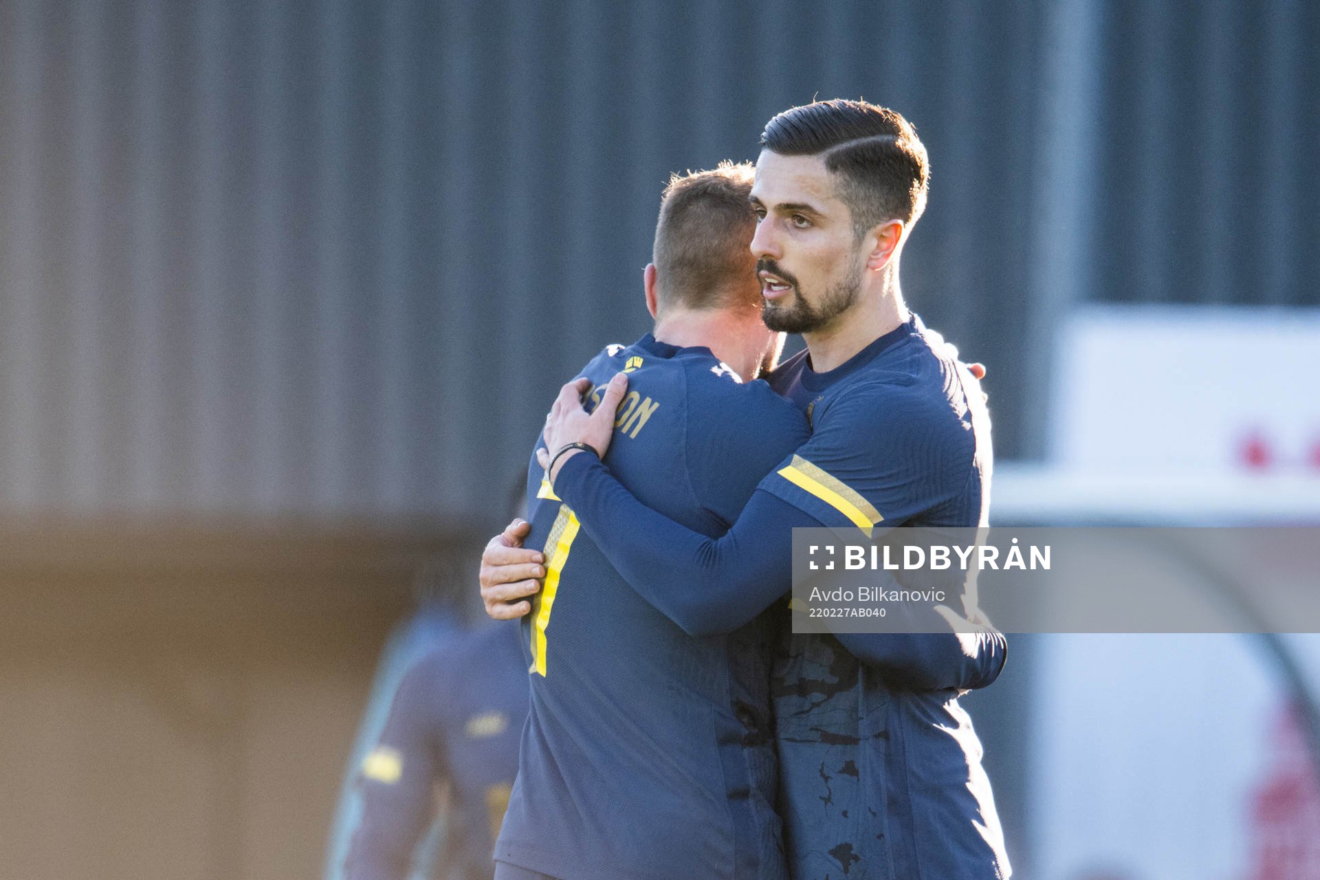 s Sebastian Larsson och Zachary Elbouzedi jublar