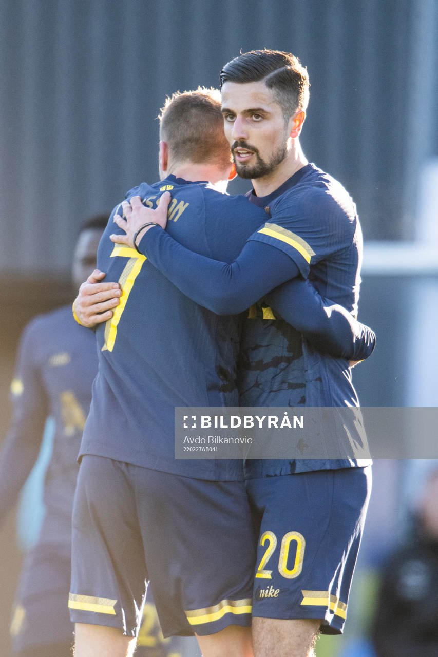s Sebastian Larsson och Zachary Elbouzedi jublar