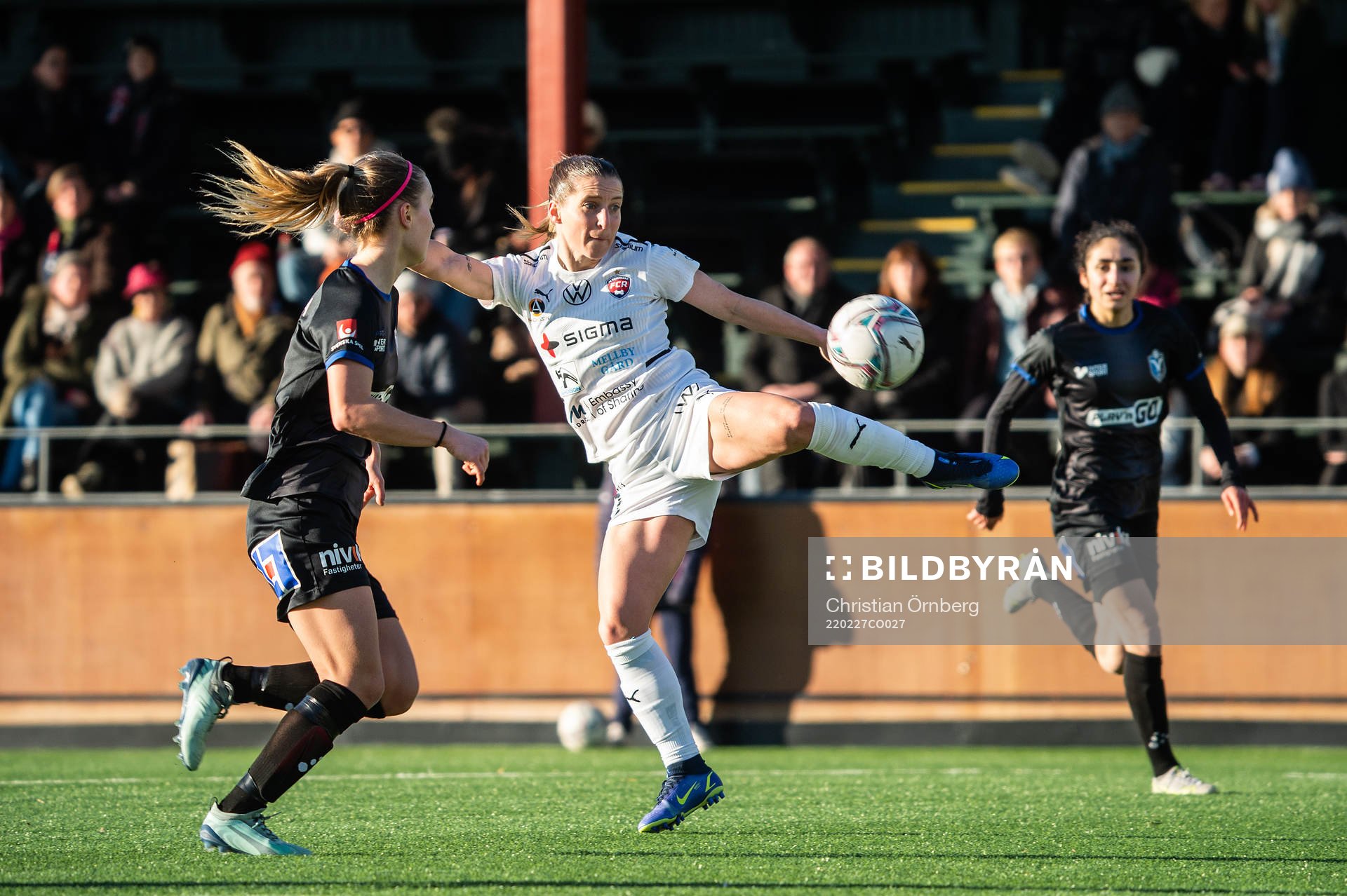 Växjös Amanda Altheden och Rosengårds Jelena Cankovic under fotbollsmatchen i Svenska Cupen mellan FC Rosengård och Växjö den 27 februari 2022 i Malmö.