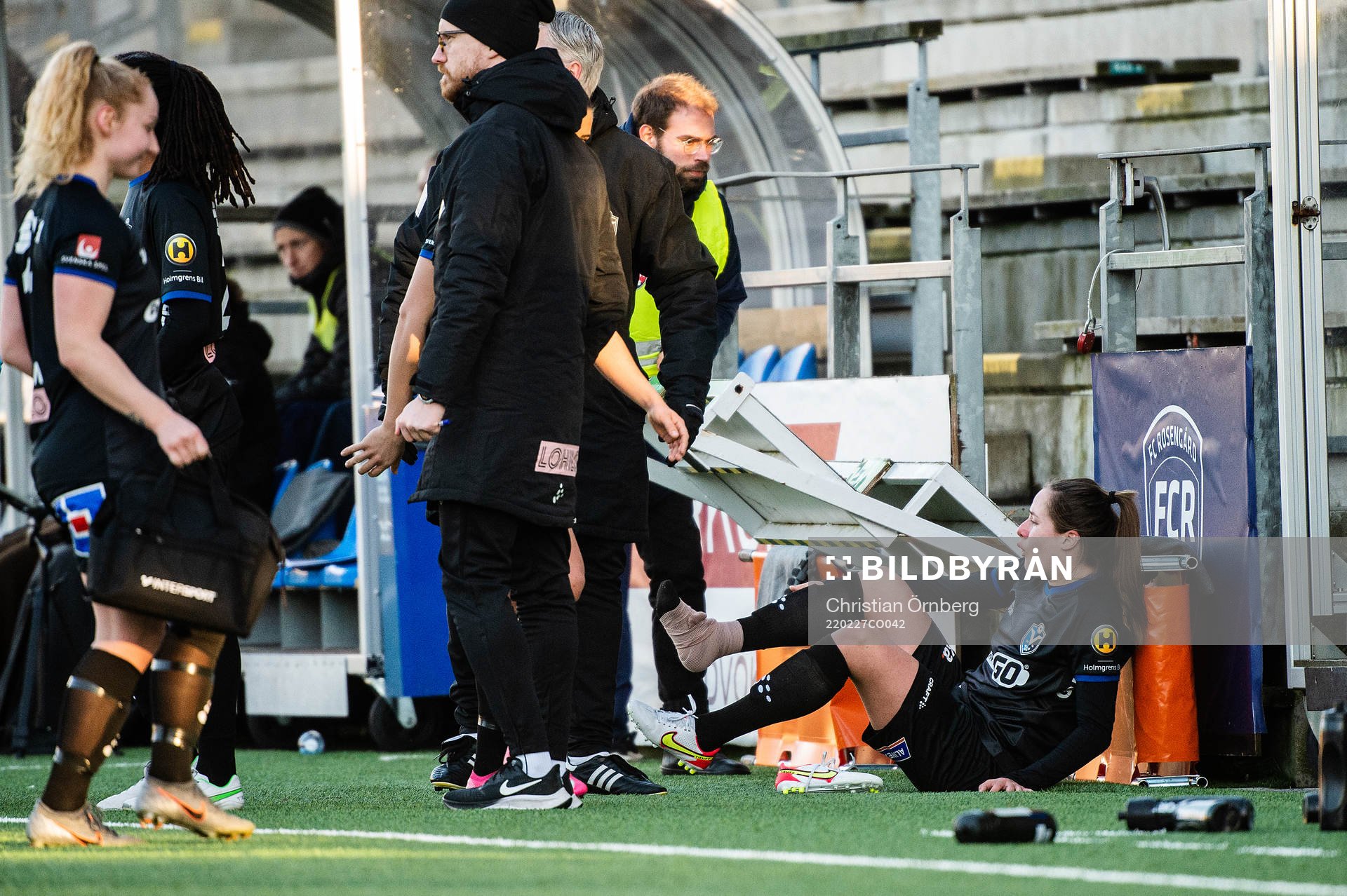 Växjös Thea Birgerud lämnar planen skadad
