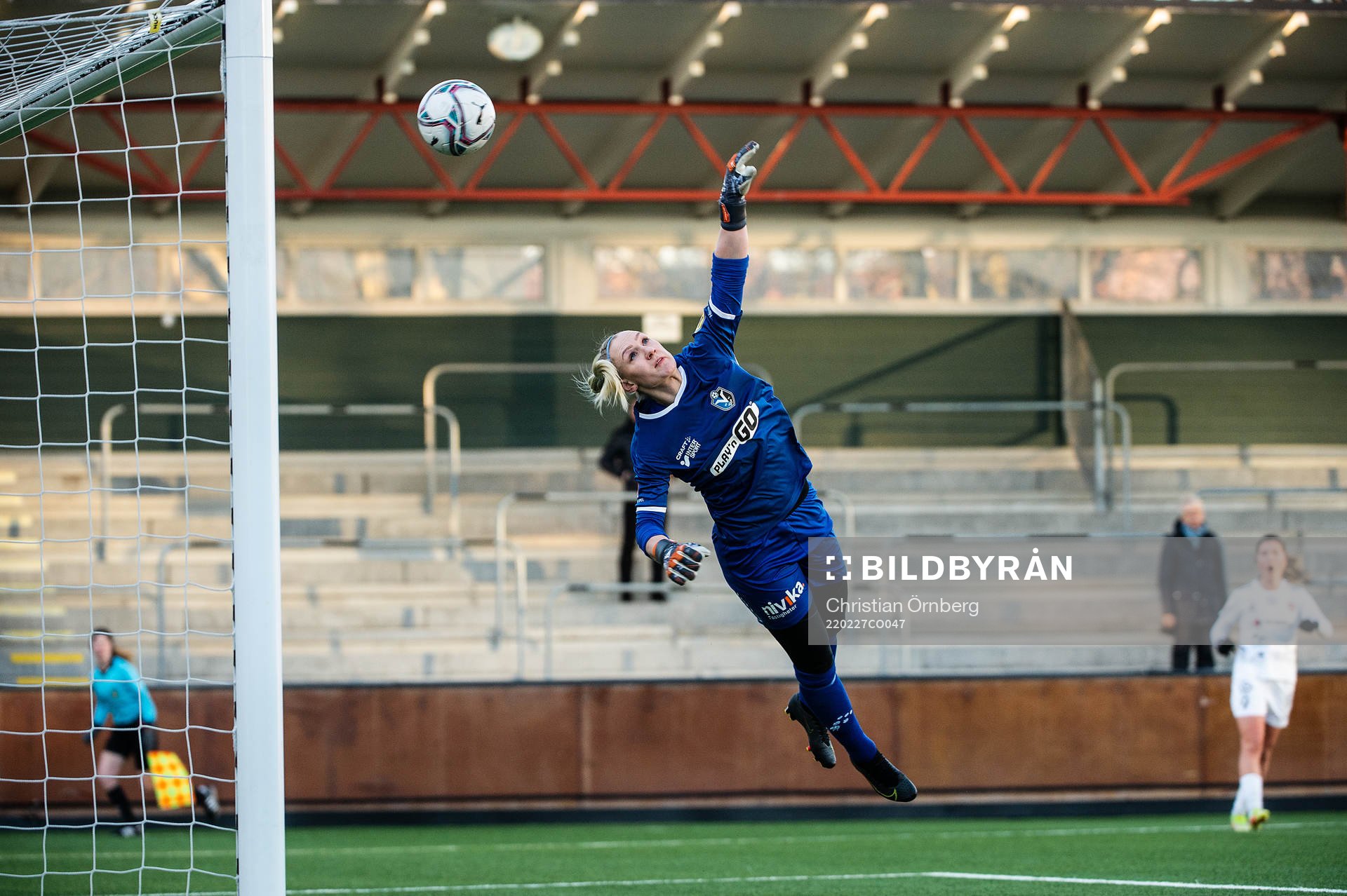 Växjös målvakt Louise Högrell Ledbetter släpper in 2-0