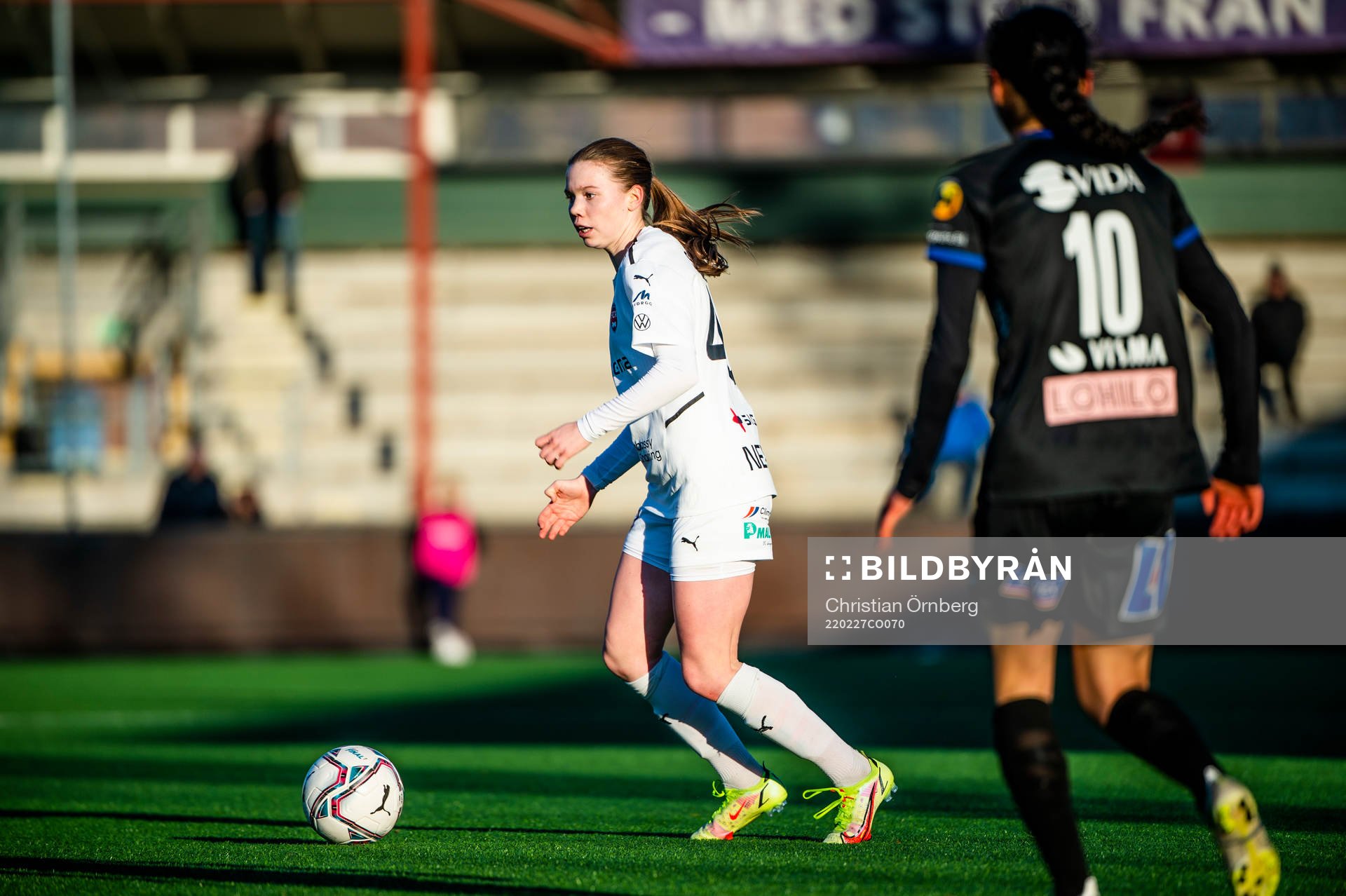 Rosengårds Bea Sprung mot Växjös Nesrin Akgün under fotbollsmatchen i Svenska Cupen mellan FC Rosengård och Växjö den 27 februari 2022 i Malmö.