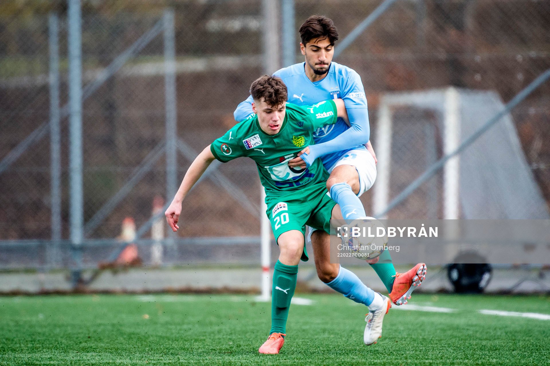 BK Olympics August Karlin mot Malmö FFs Peter Gwargis under träningsmatchen mellan Malmö FF och BK Olympic den 27 februari 2022 i Malmö.