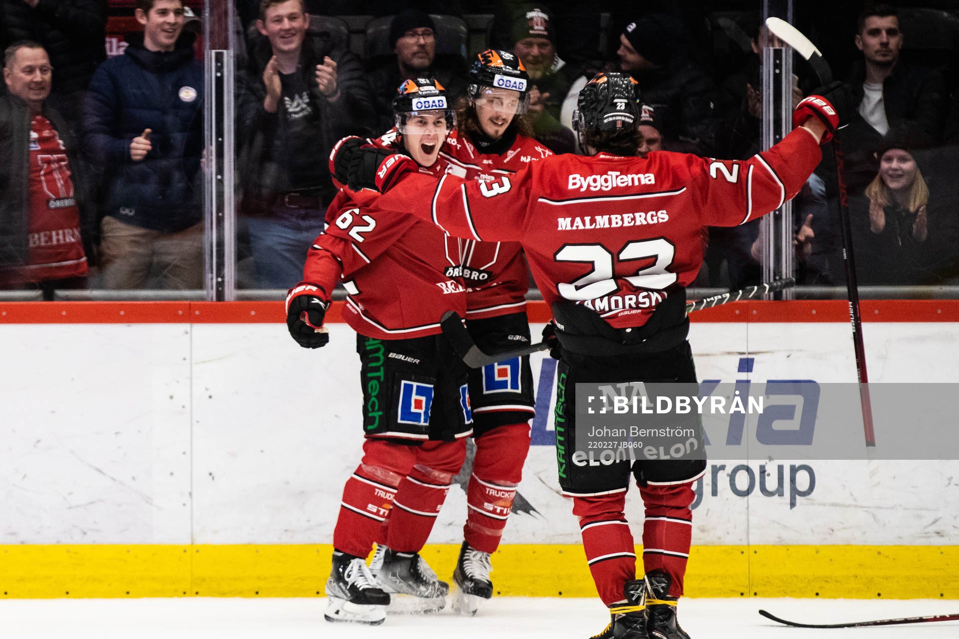 Örebros Robert Leino jublar med Gustav Stjernberg