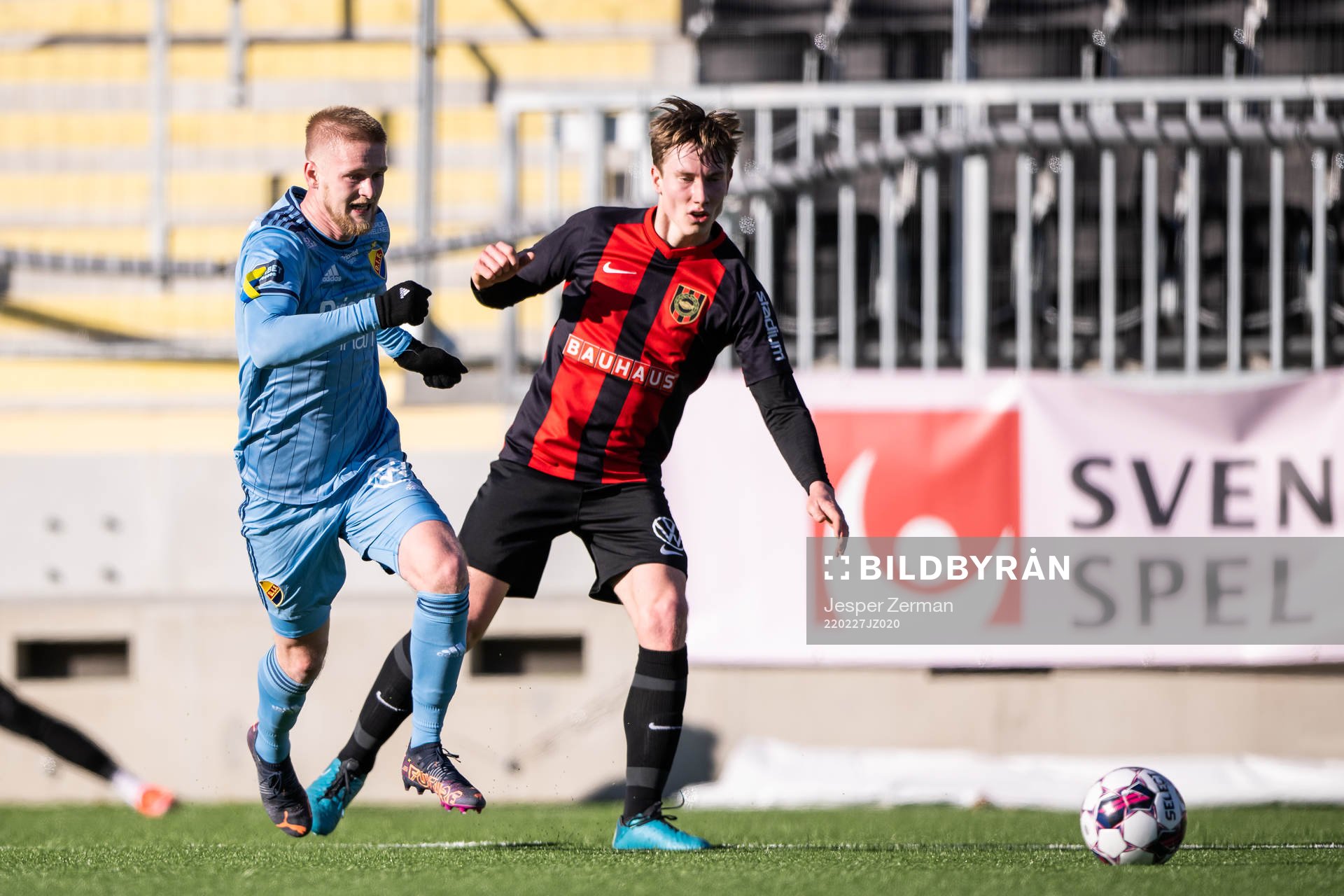 Djurgårdens Kalle Holmberg och Brommapojkarnas Robin Frej