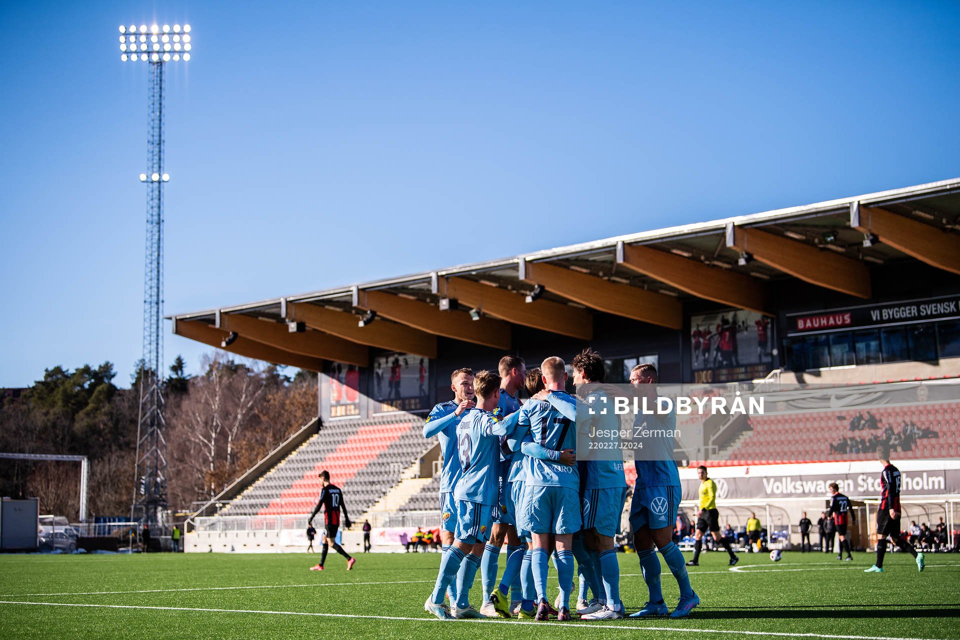 Djurgårdens spelare jublar efter att Kalle Holmberg gjort 0-2 under fotbollsmatchen i Svenska Cupen mellan Brommapojkarna och Djurgården den 27 februari 2022 i Stockholm. 