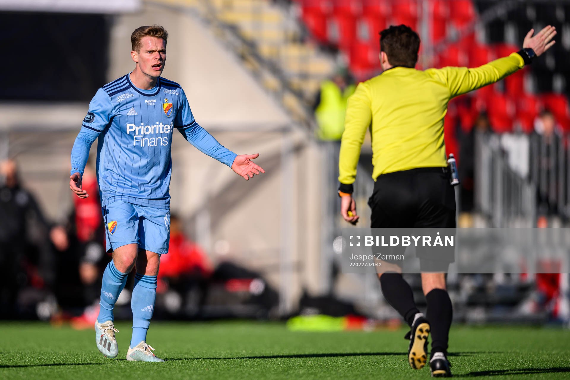 Djurgårdens Hampus Finndell reagerar mot domare Joakim