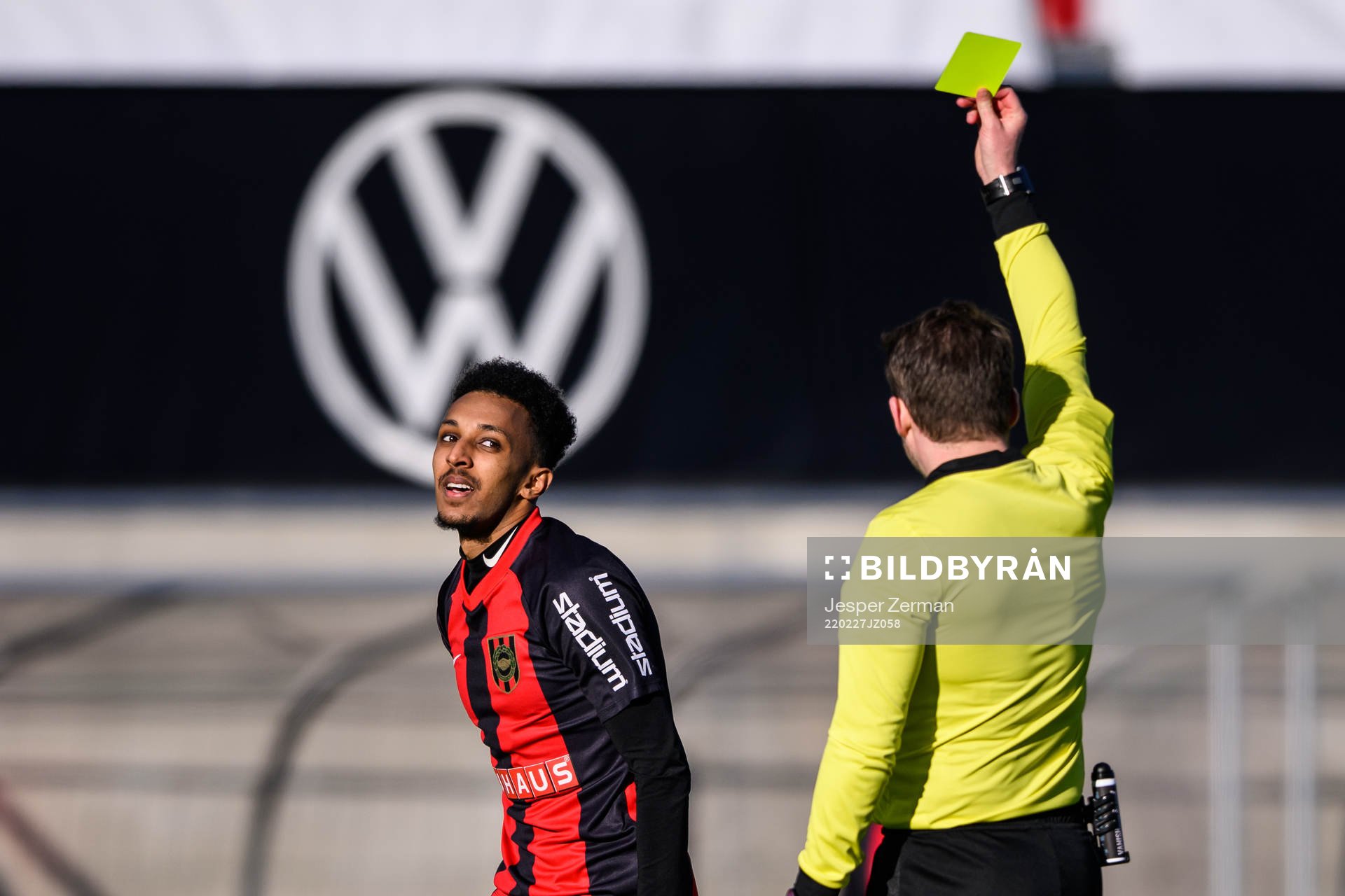 Brommapojkarnas Endreas Tesfai får ett gult kort av domare
