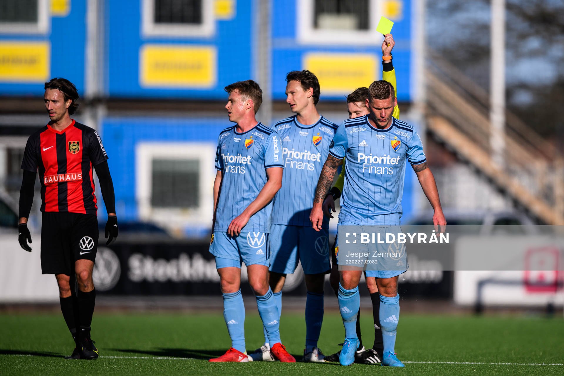 Djurgårdens Victor Edvardsen får ett gult kort