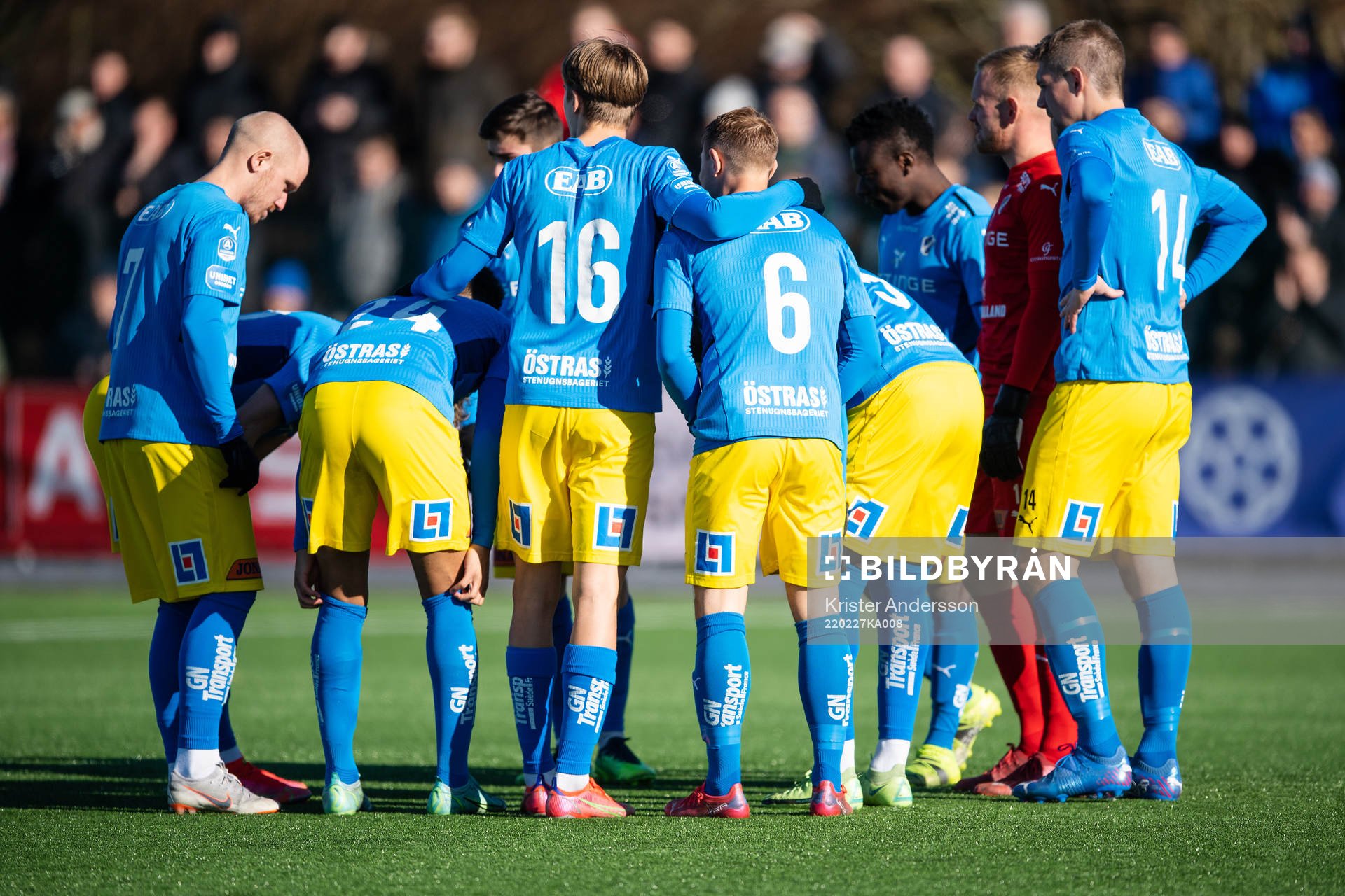 Halmstads spelare i ett gult och blått matchställ