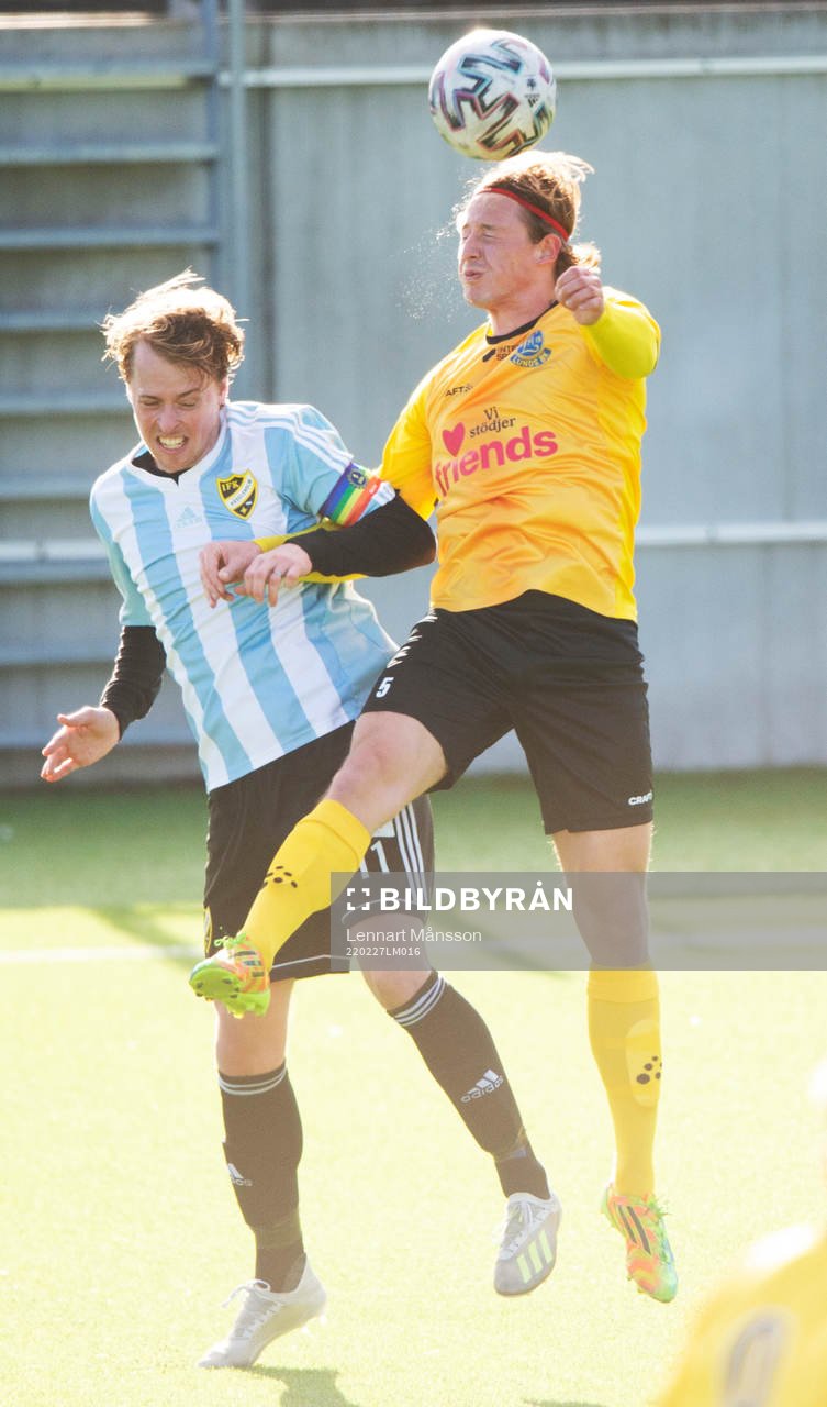 IFK Hässleholms Robin Strömberg nickduellerar med Lunds Axel Jidorf i träningsmatchen mellan Lunds BK och IFK Hässleholm i Lund 27 februari 2022.