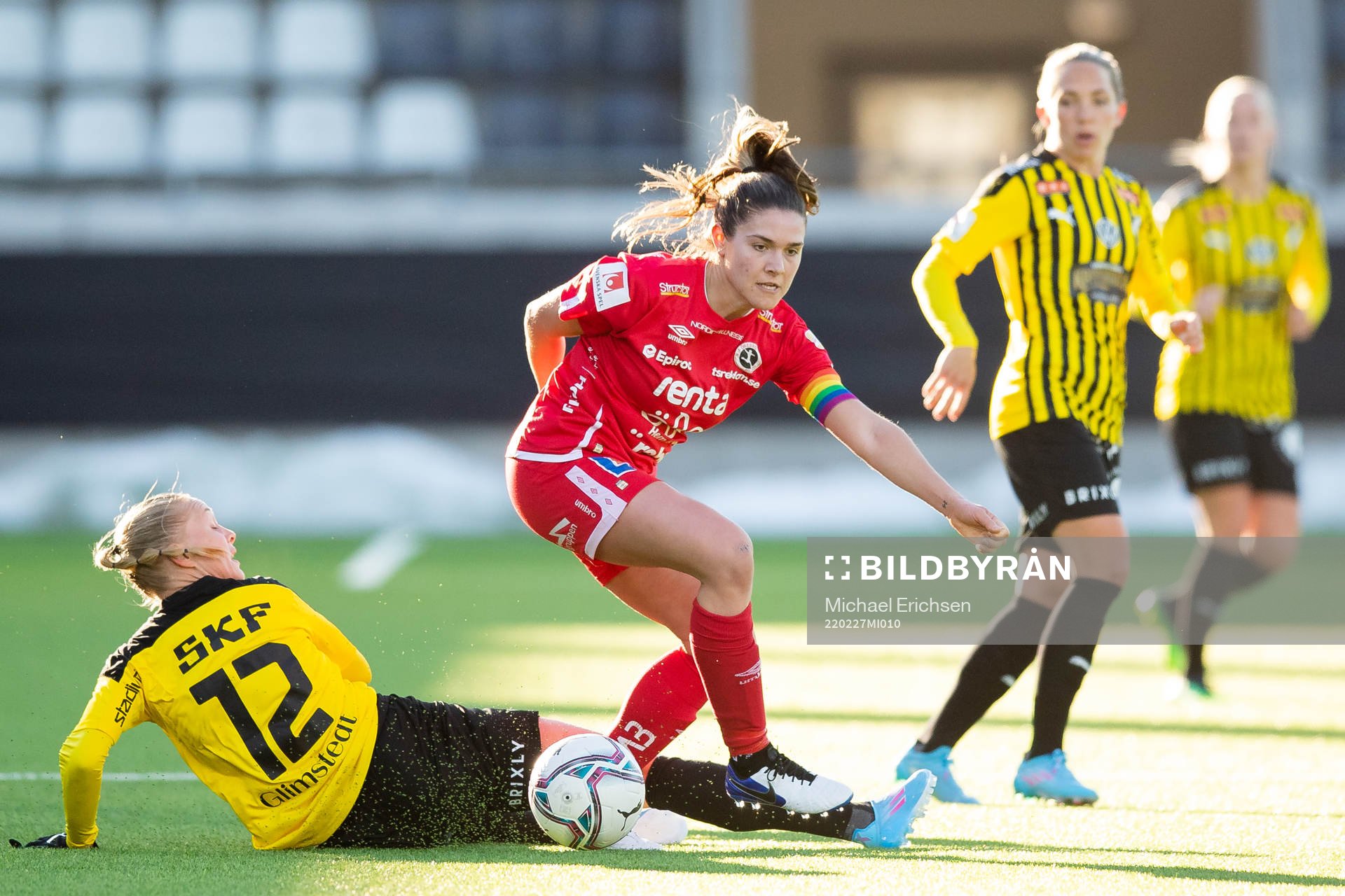 Häckens Stine Larsen och Örebros Carly Wickenheiser