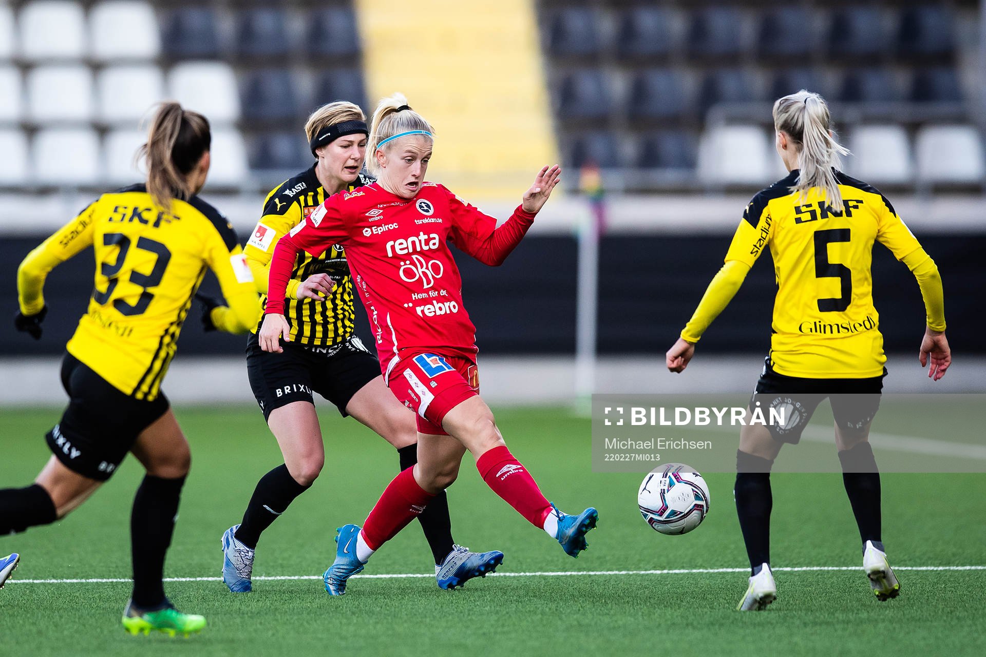 Örebros Katie Jayne Lockwood och Häckens Luna Nørgaard Gevitz under fotbollsmatchen i Svenska Cupen mellan Häcken och Örebro den 27 februari 2022 i Göteborg.