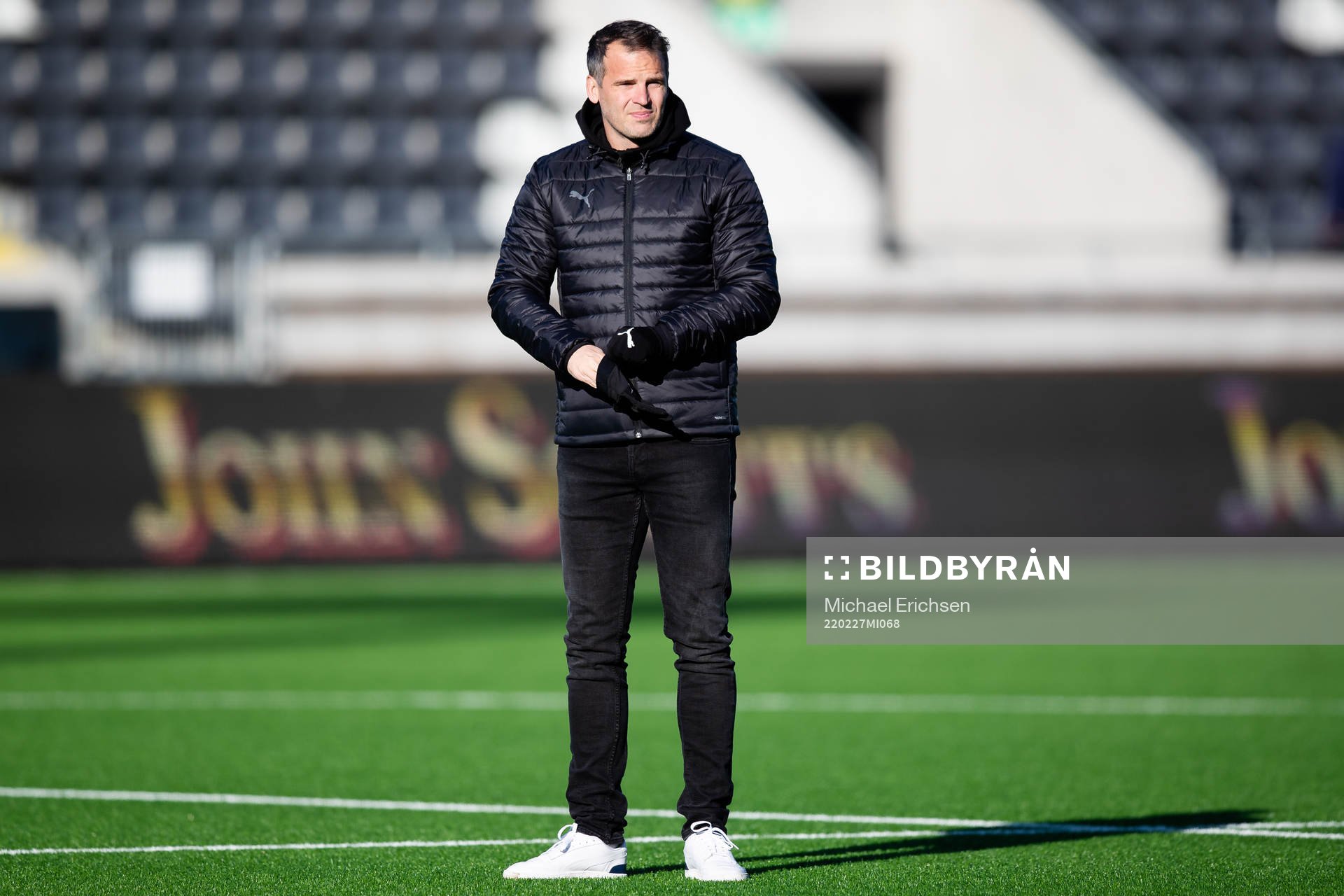Häckens tränare Robert Vilahamn innan  fotbollsmatchen i