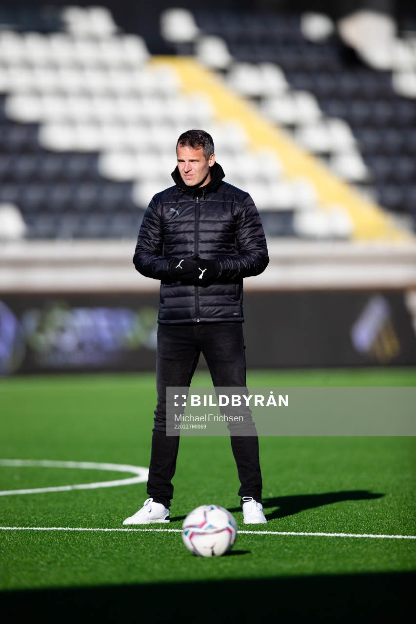 Häckens tränare Robert Vilahamn innan  fotbollsmatchen i