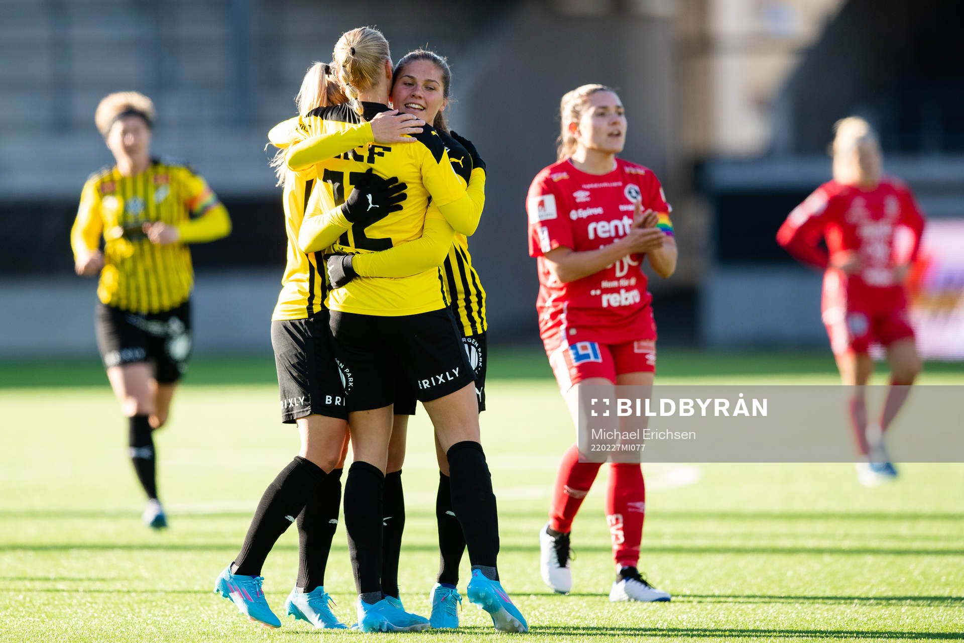 Häckens Stine Larsen jublar med lagkamrater