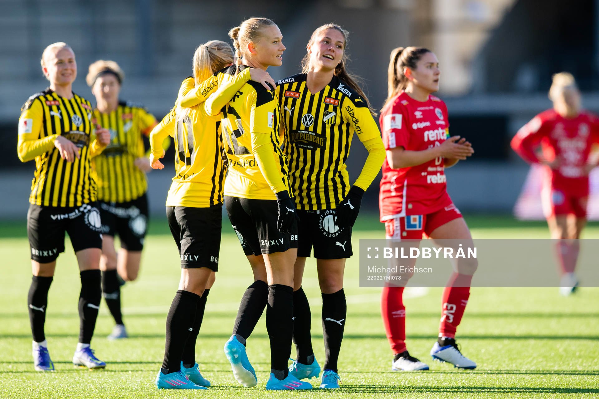 Häckens Stine Larsen jublar med lagkamrater