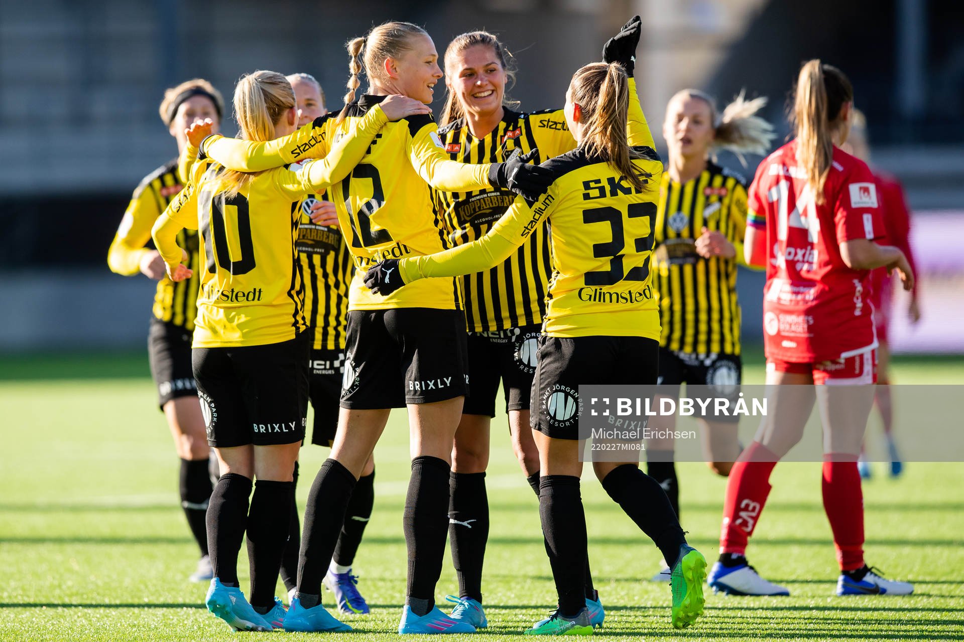 Häckens Stine Larsen jublar med lagkamrater