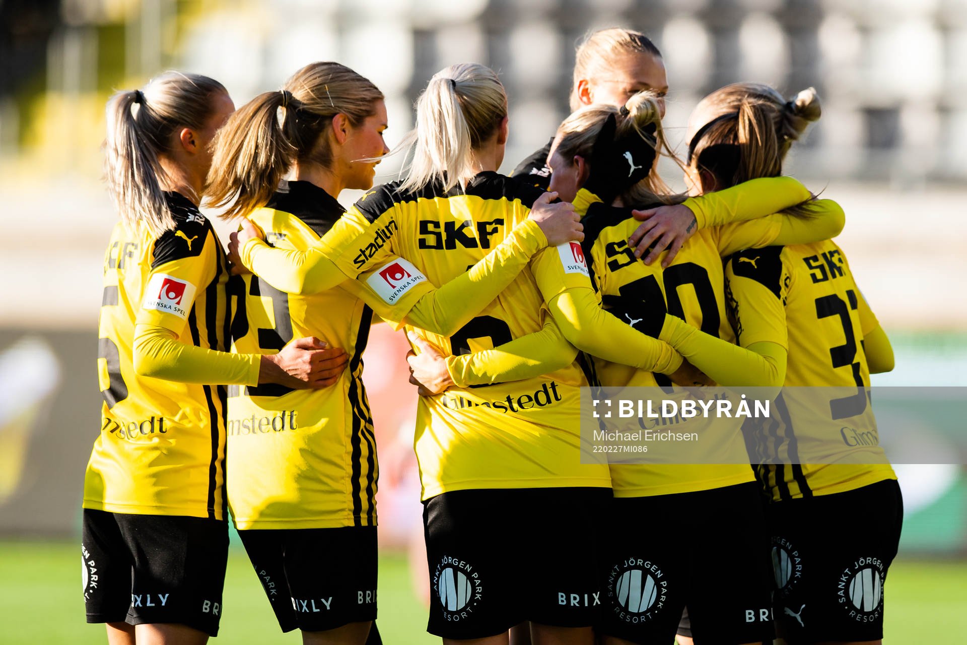 Häckens Elin Rubensson jublar med lagkamrater