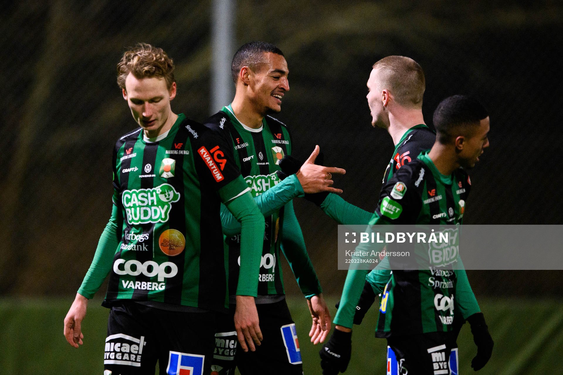 Varbergs Simon Karlsson Adjei jublar med lagkamrater