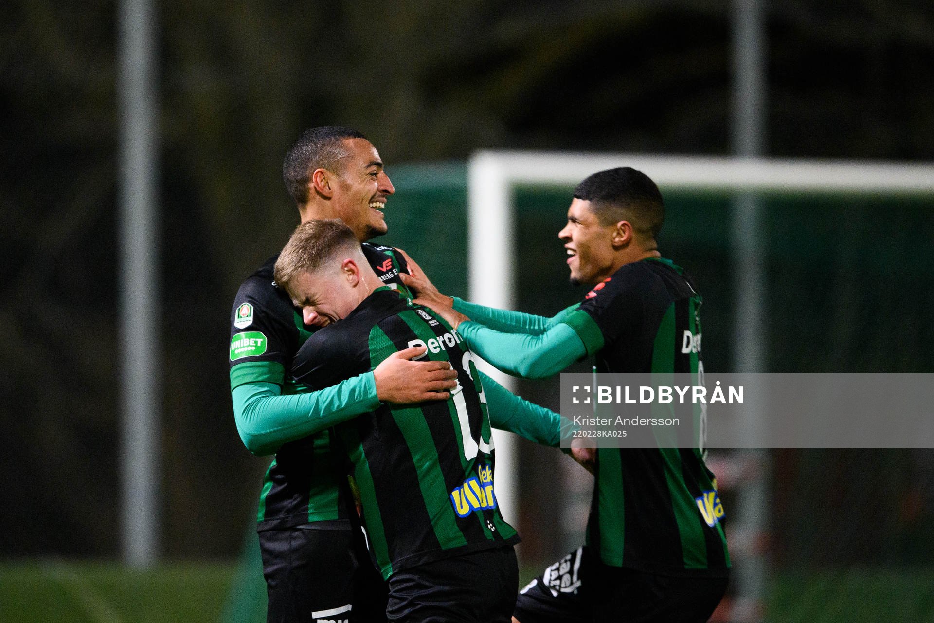 Varbergs Simon Karlsson Adjei jublar med lagkamrater